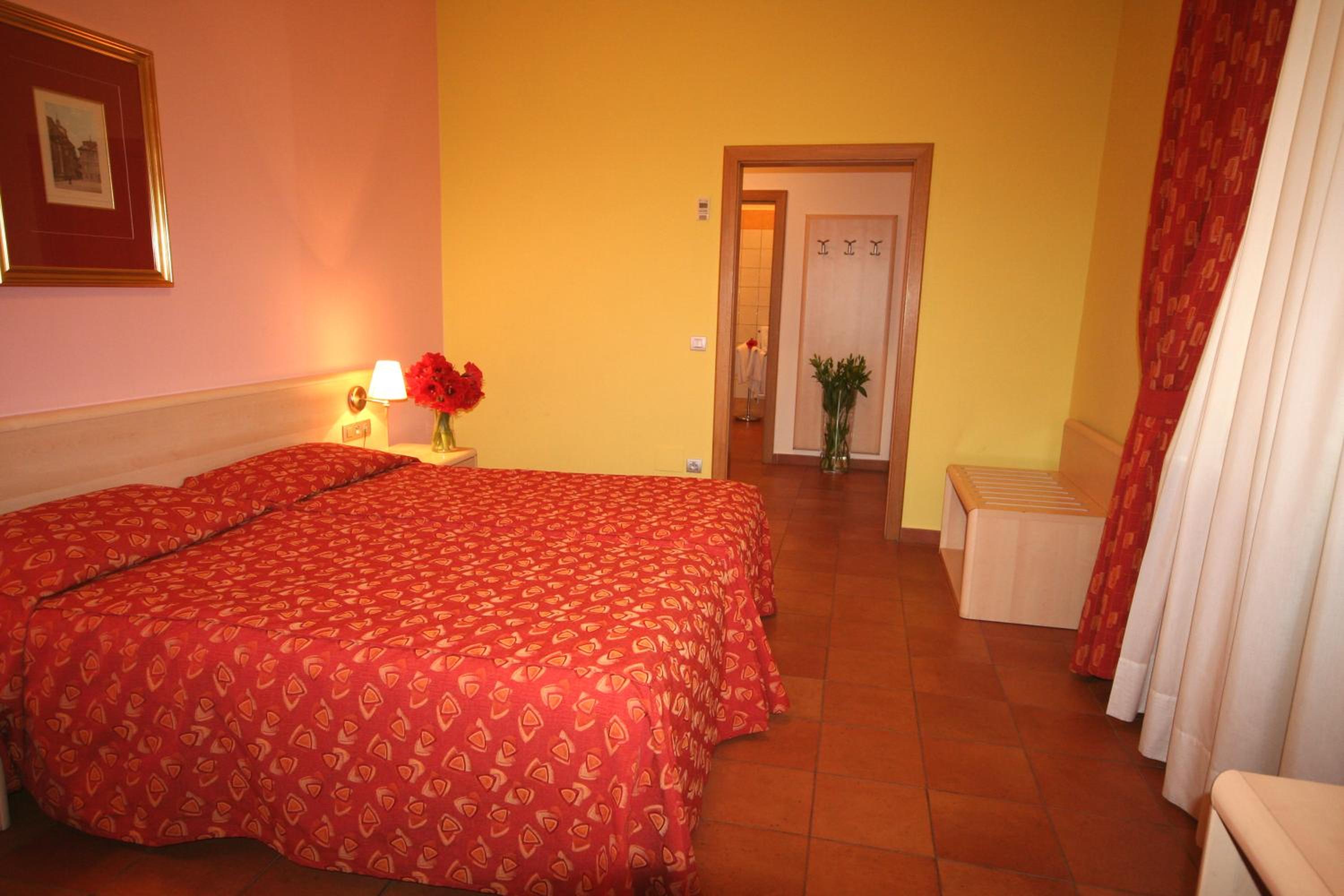 Triple Room thumbnail 6