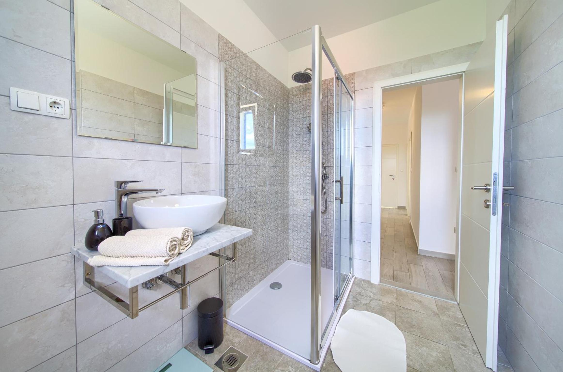 Comfort Two-Bedroom Apartment with Balcony - Photo 7