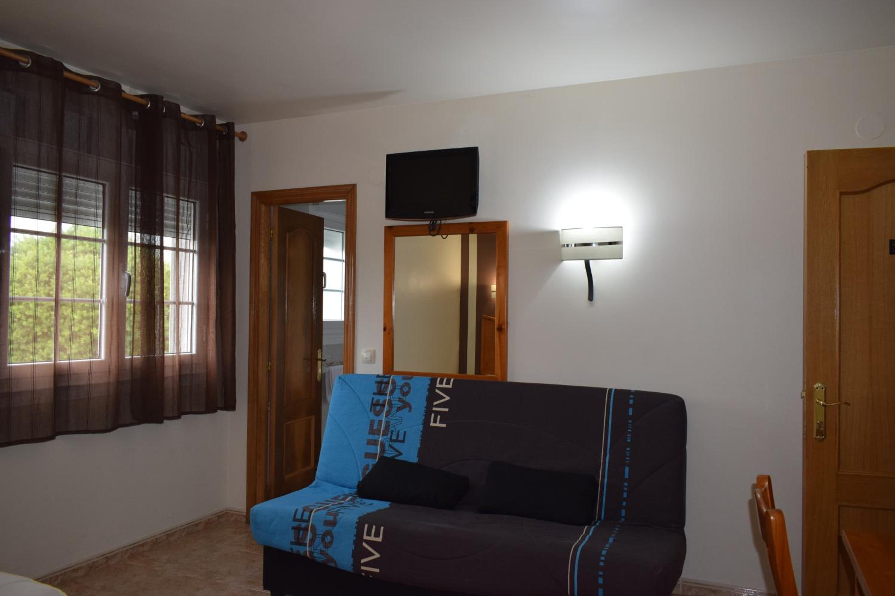 Twin Room with Private Bathroom - Photo 2