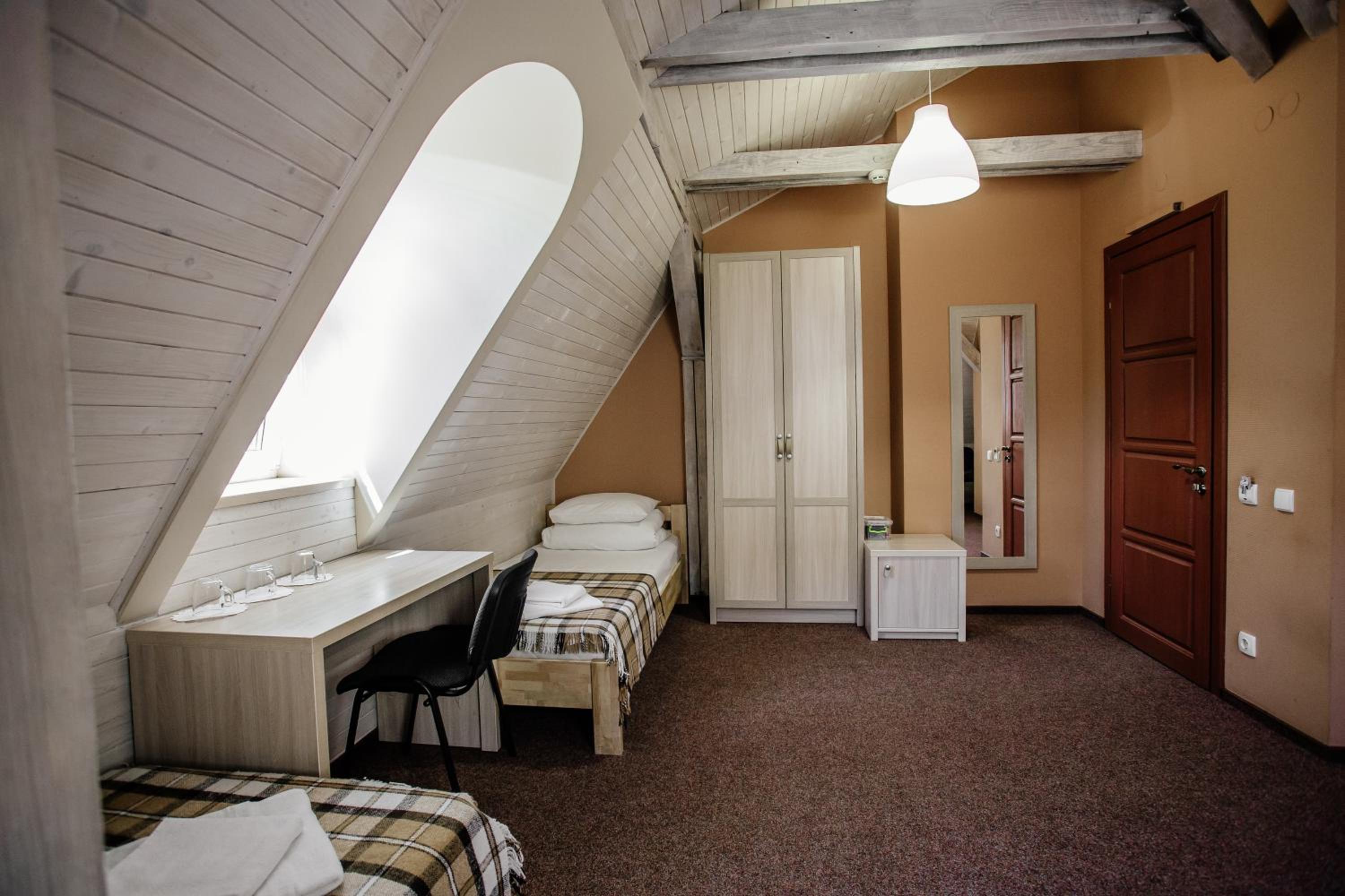 Economy Triple Room photo 2