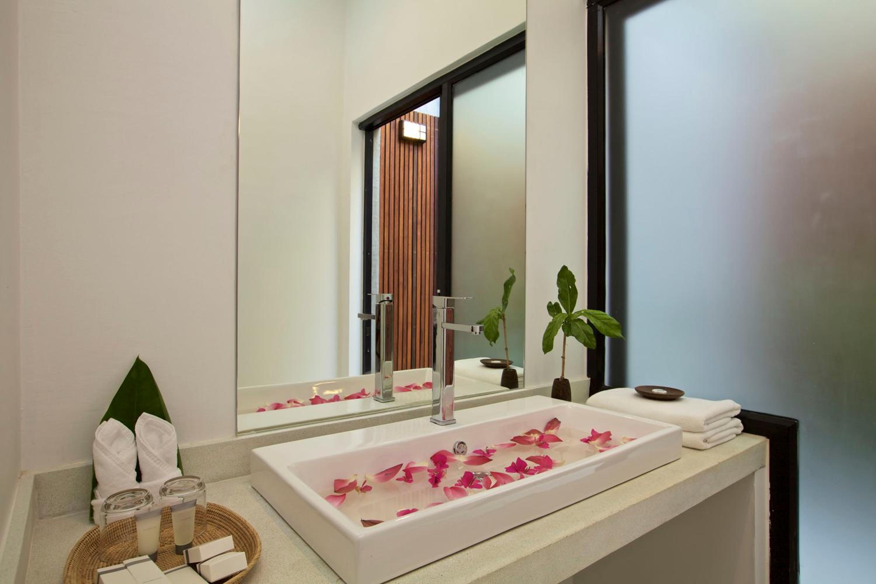 Deluxe Double Room with Pool View - Photo 7
