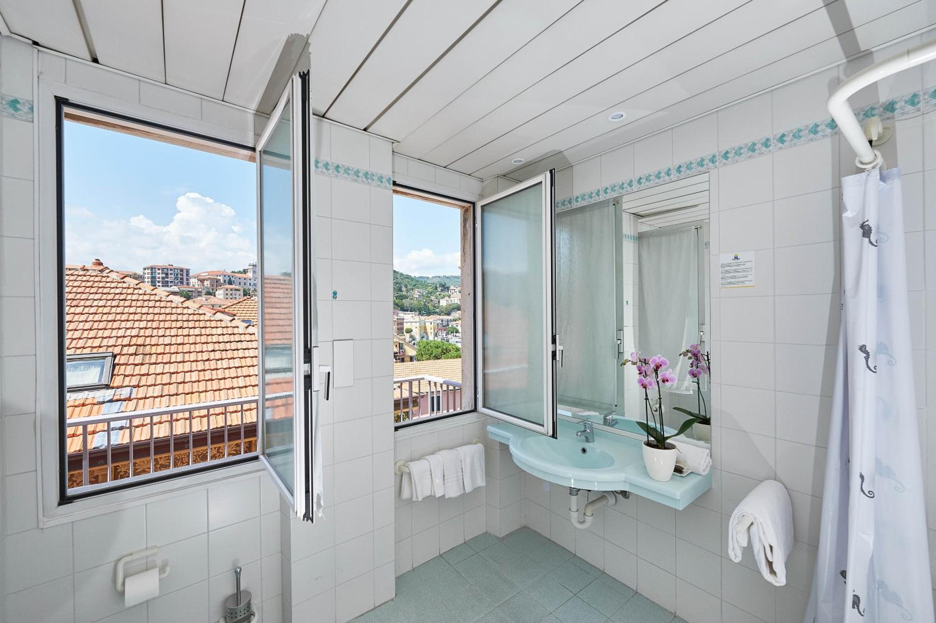 Quadruple Room - Photo 11