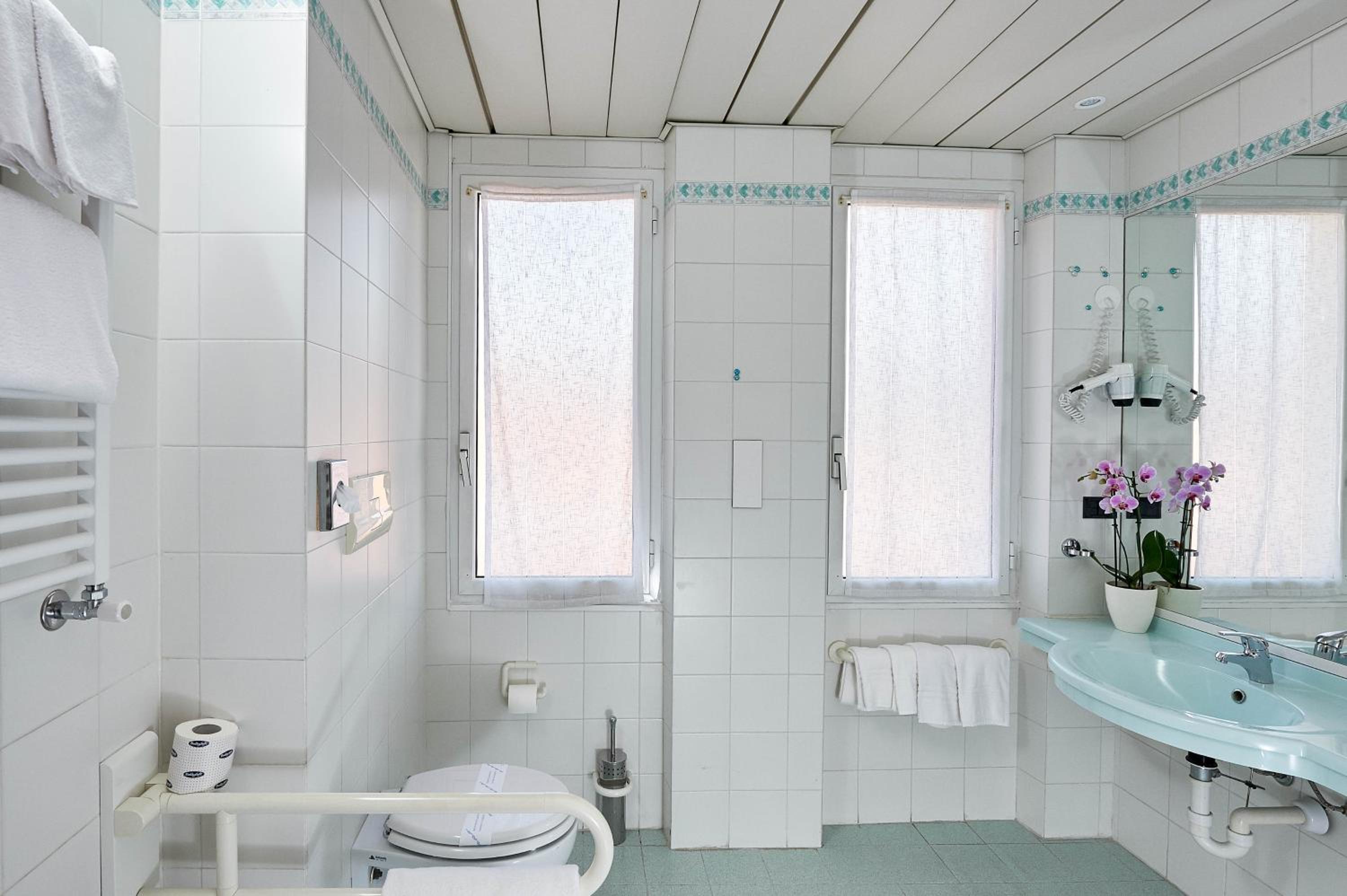 Quadruple Room - Photo 12