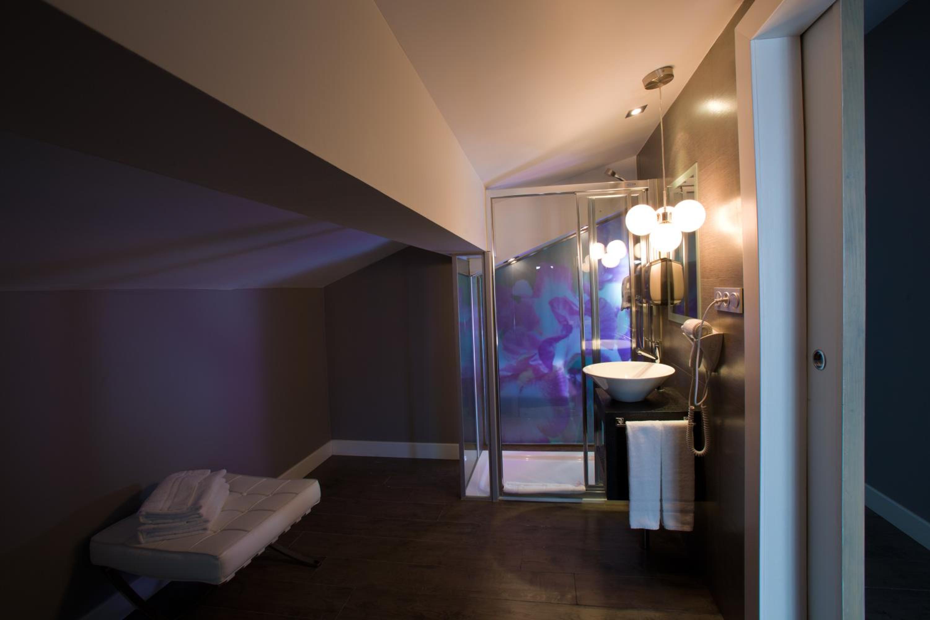 Double or Twin Room - Photo 6
