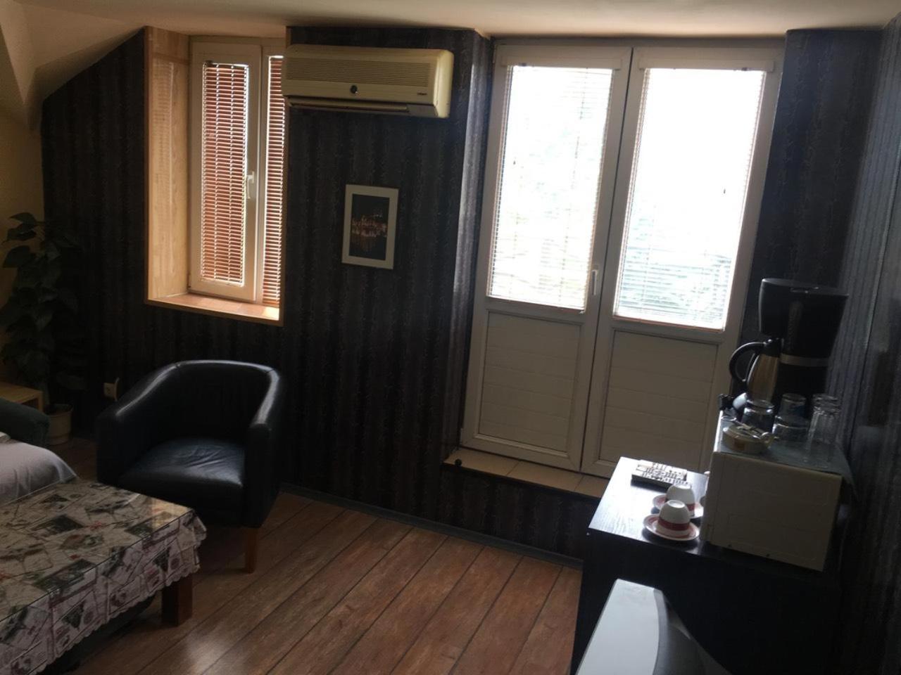 Apartment with Balcony - Photo 5