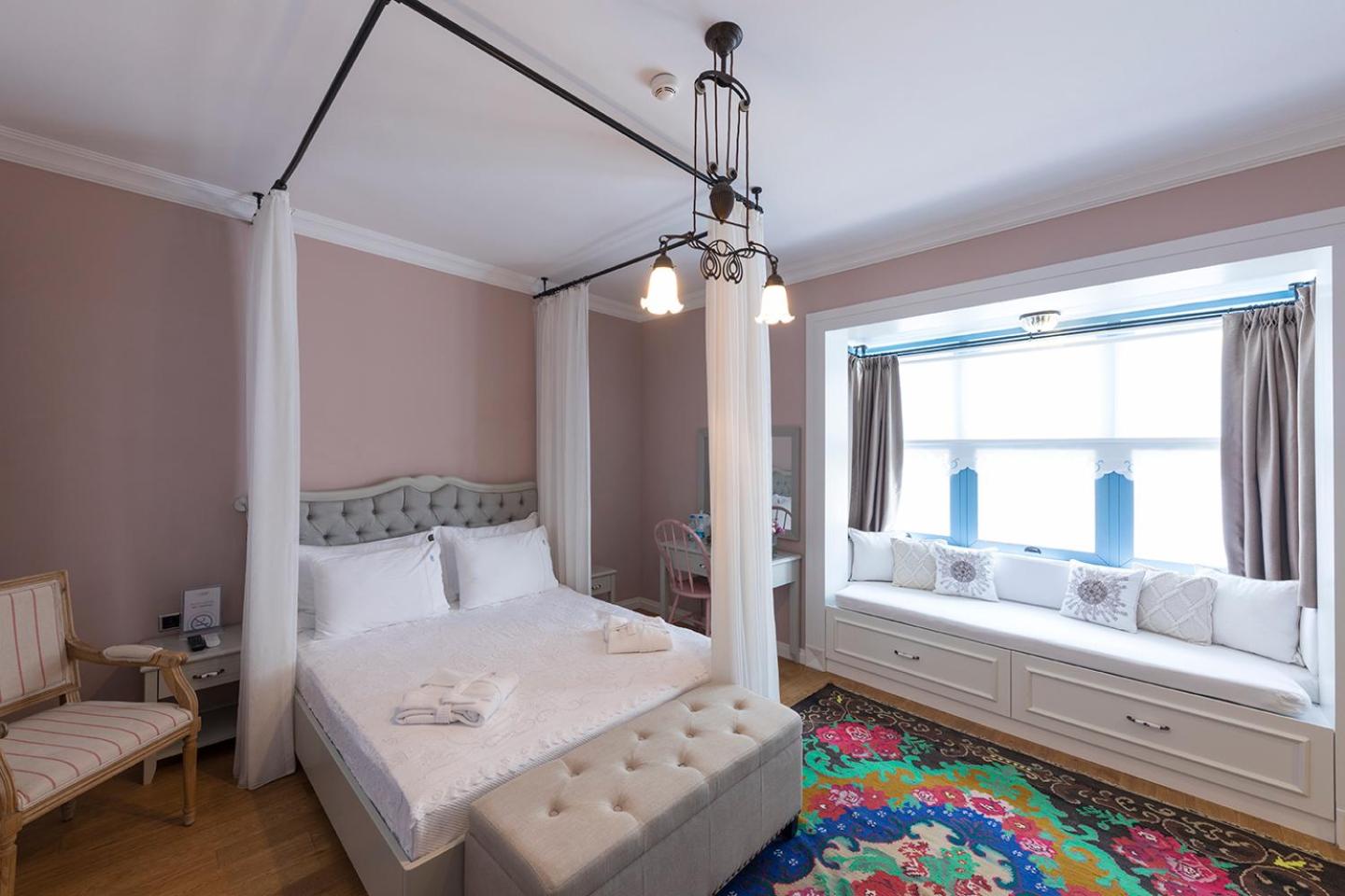 Deluxe Room with Bay Window  photo 2