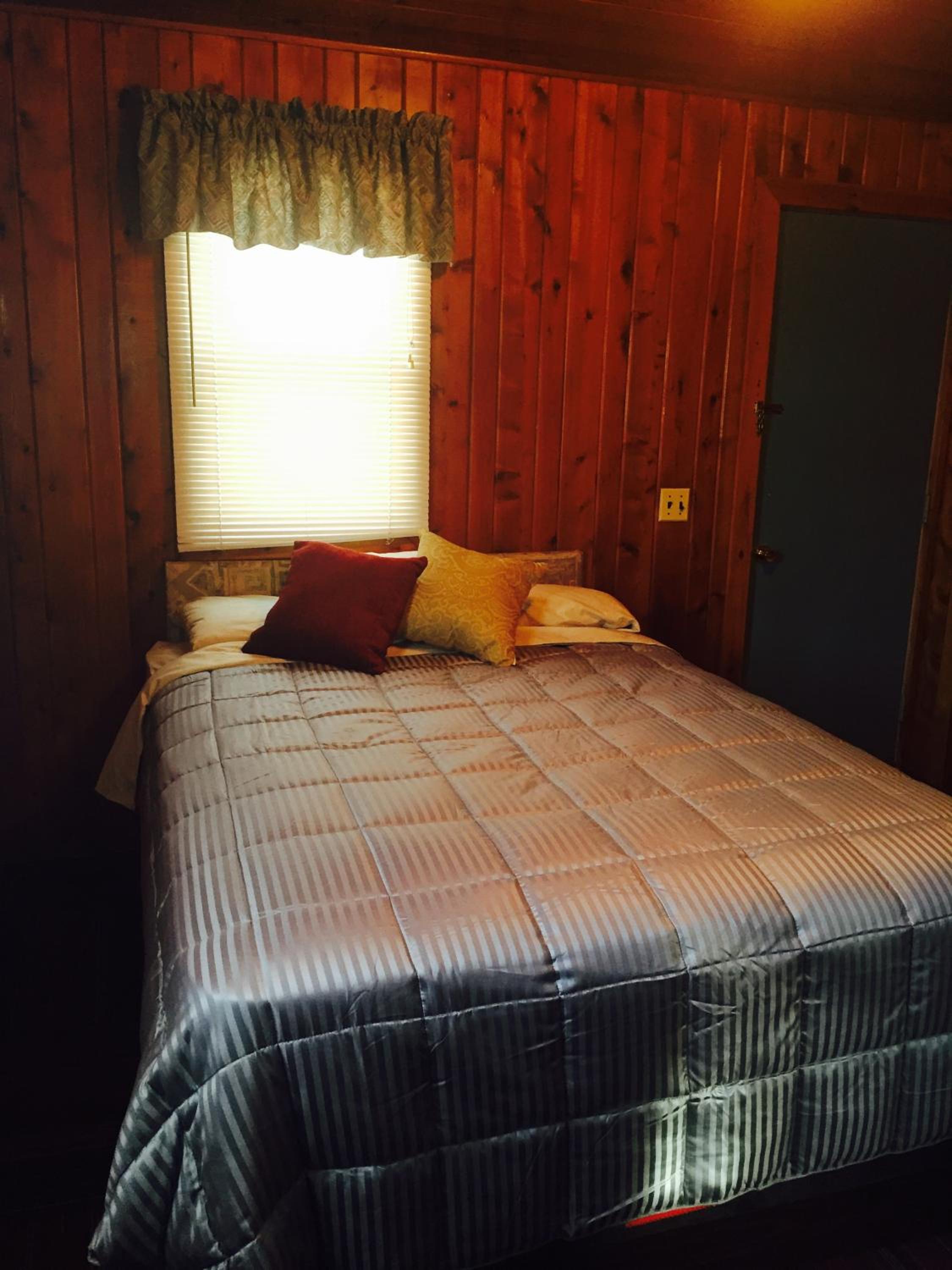 Cabin - 1 Queen Bed - Photo 1