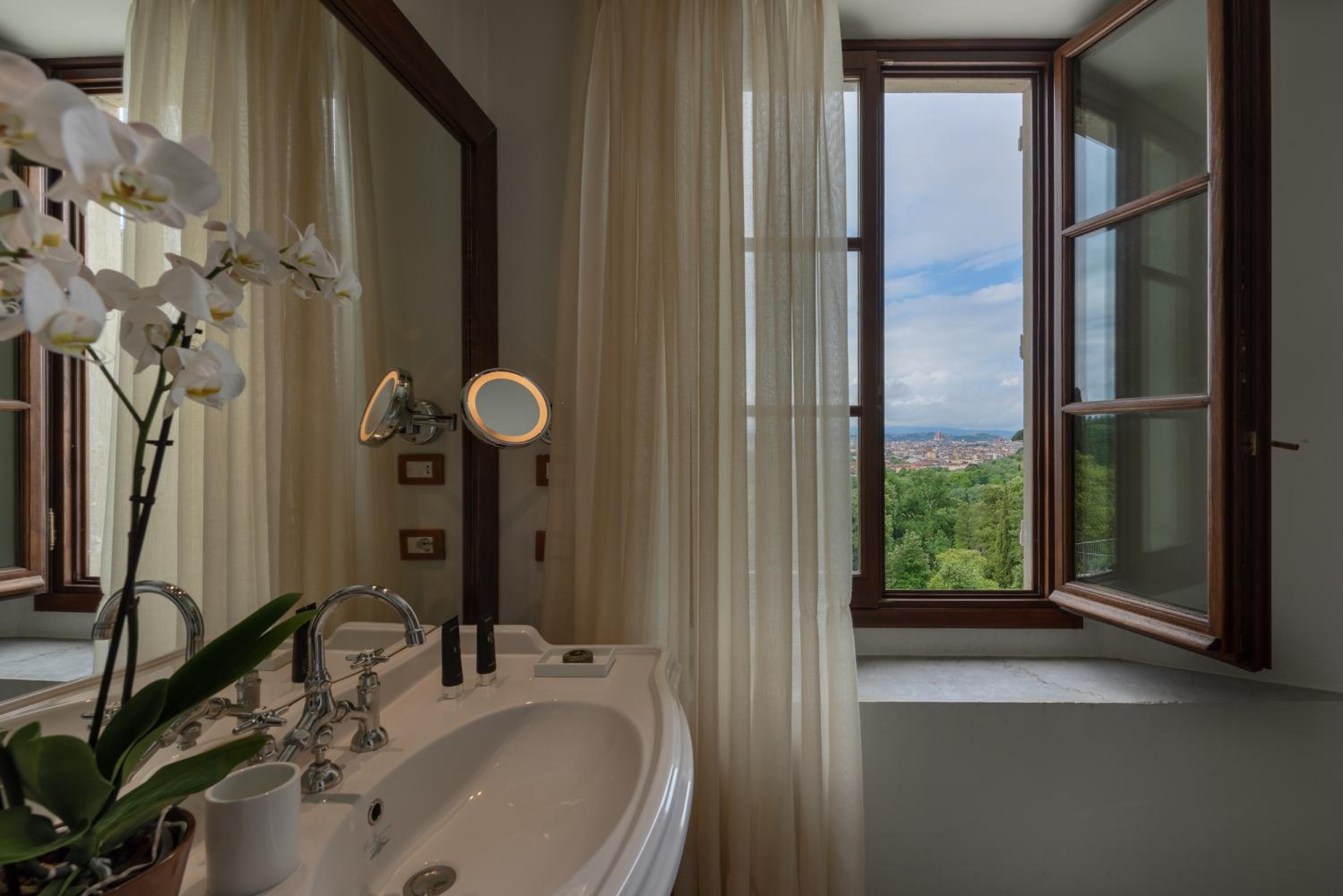 Deluxe Double Room with Cathedral View thumbnail 5