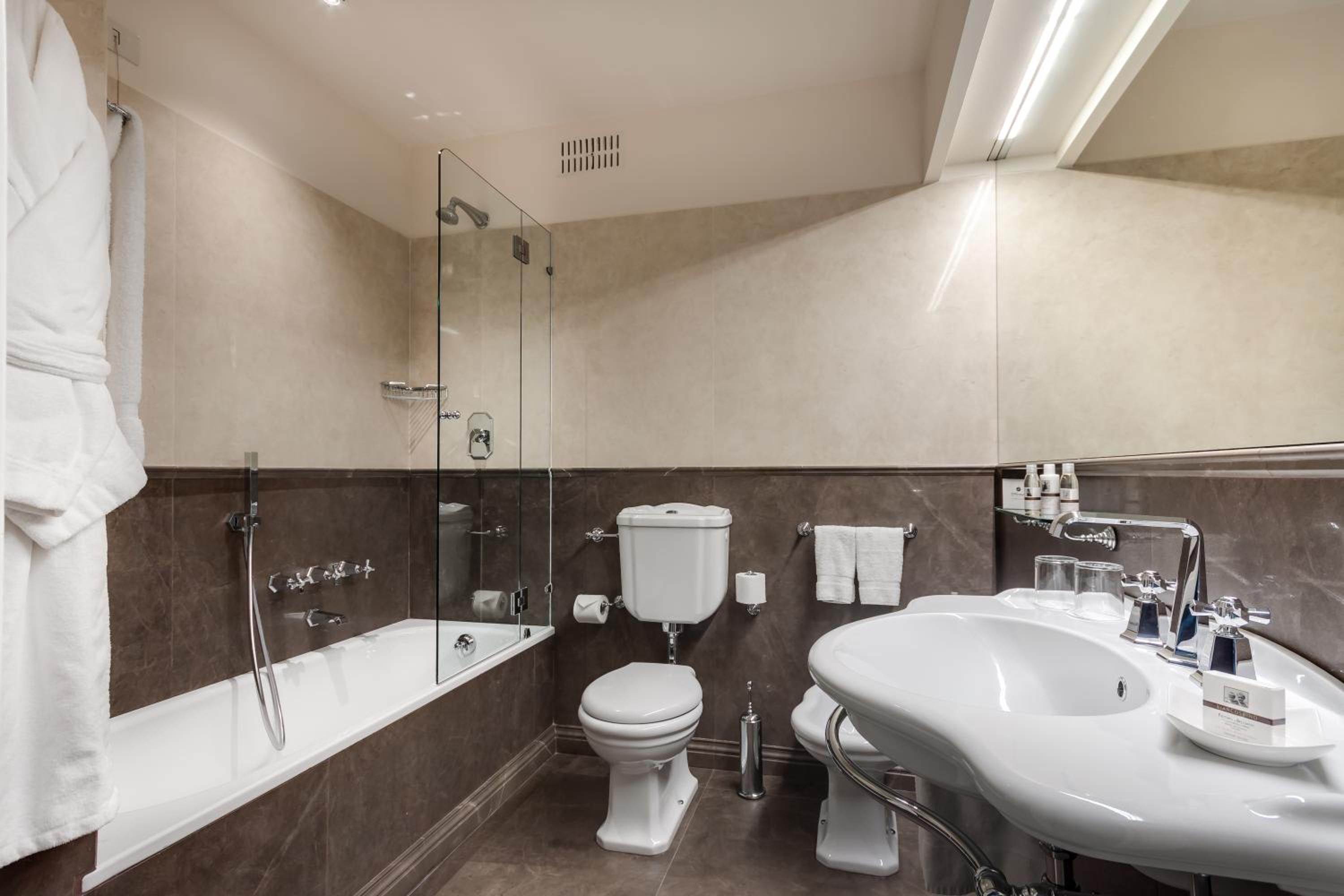 Premium Triple Room thumbnail 5