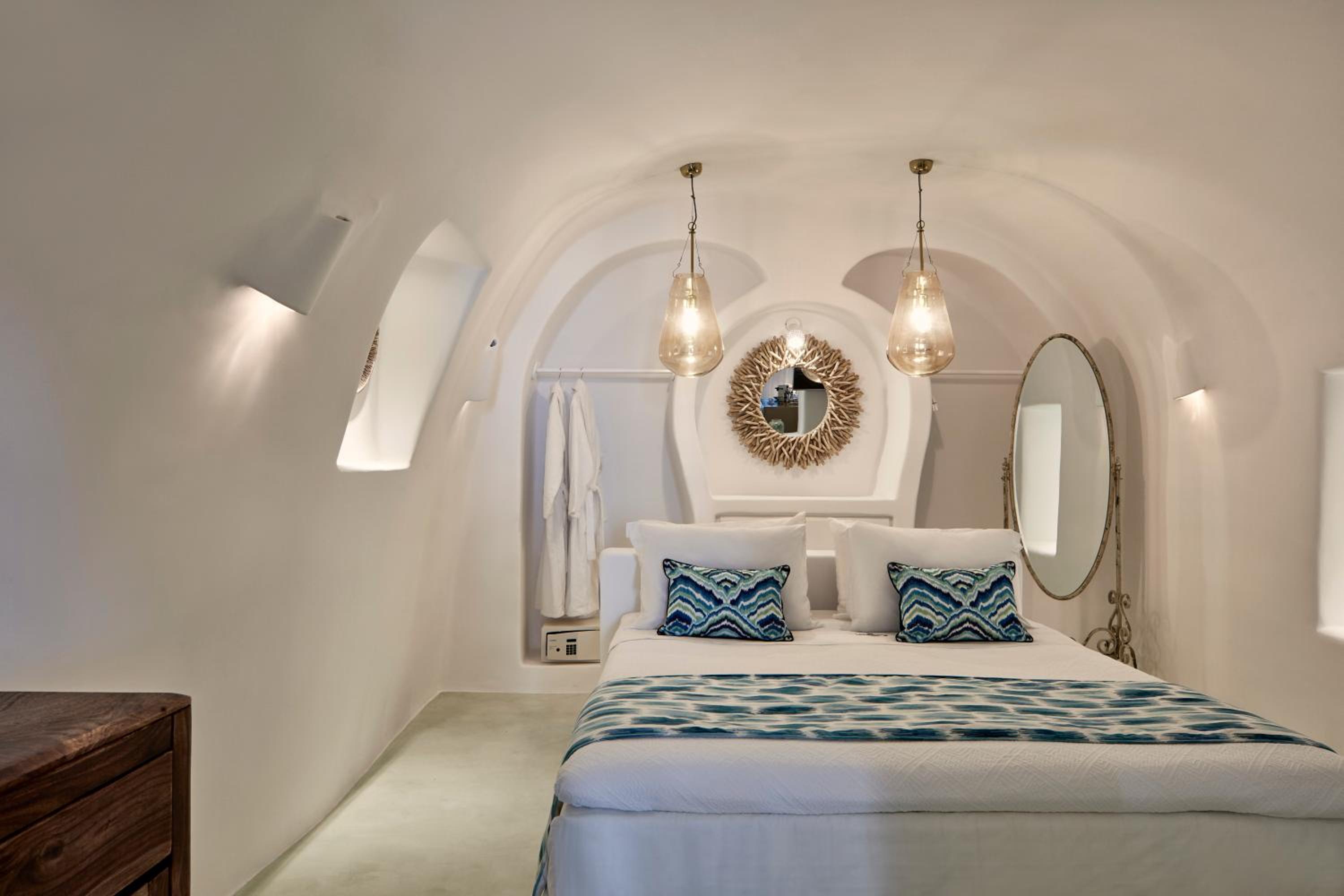 Superior Suite with Outdoor and Indoor Hot Tubs and Caldera View