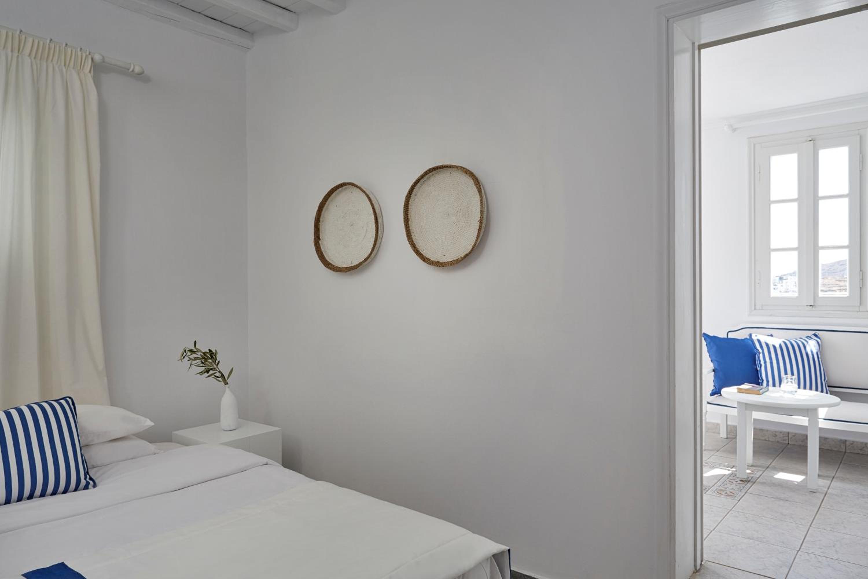Exclusive White Suite with Sea View & Outdoor Hot Tub  - Photo 2
