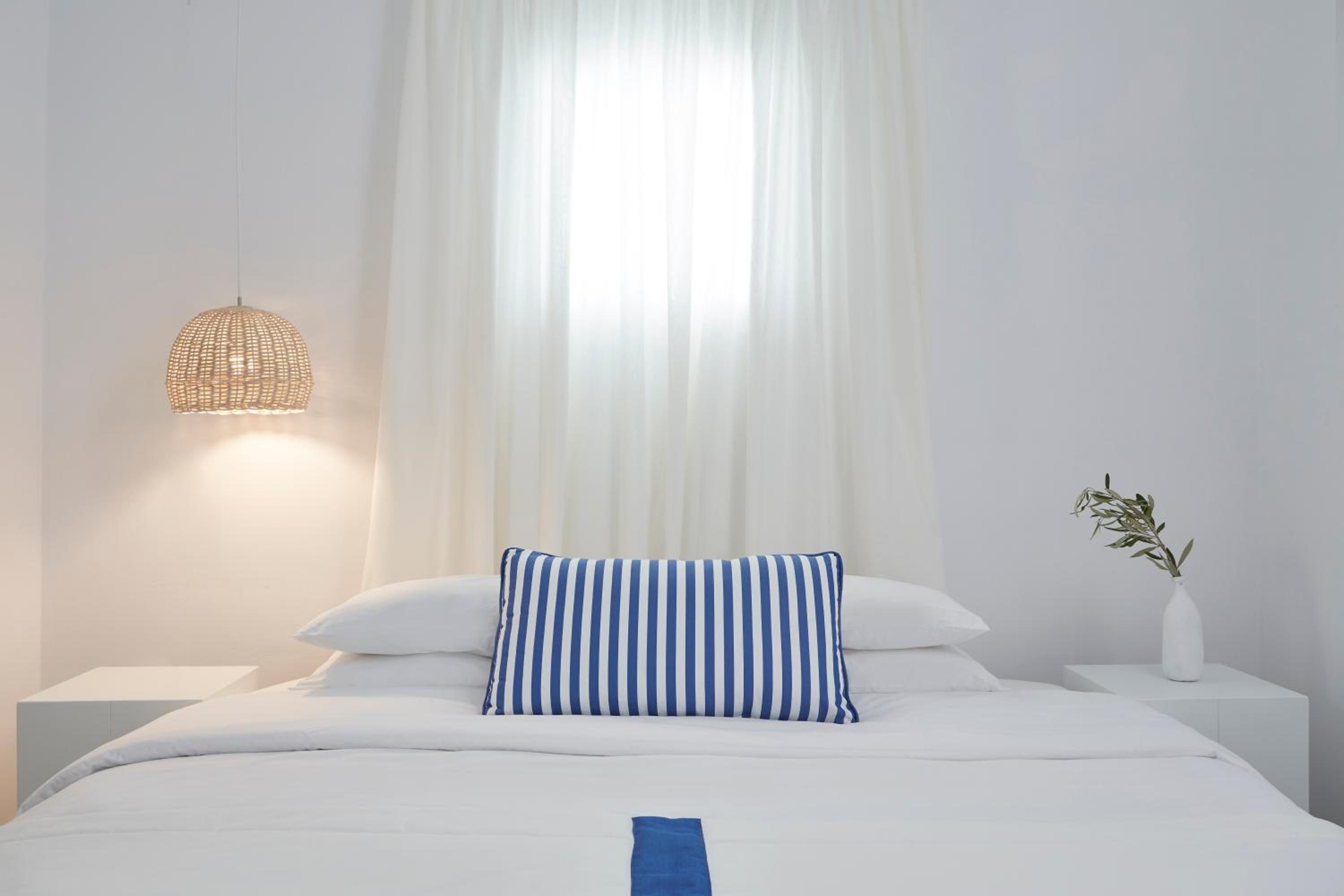 Exclusive White Suite with Sea View & Outdoor Hot Tub  - Photo 4