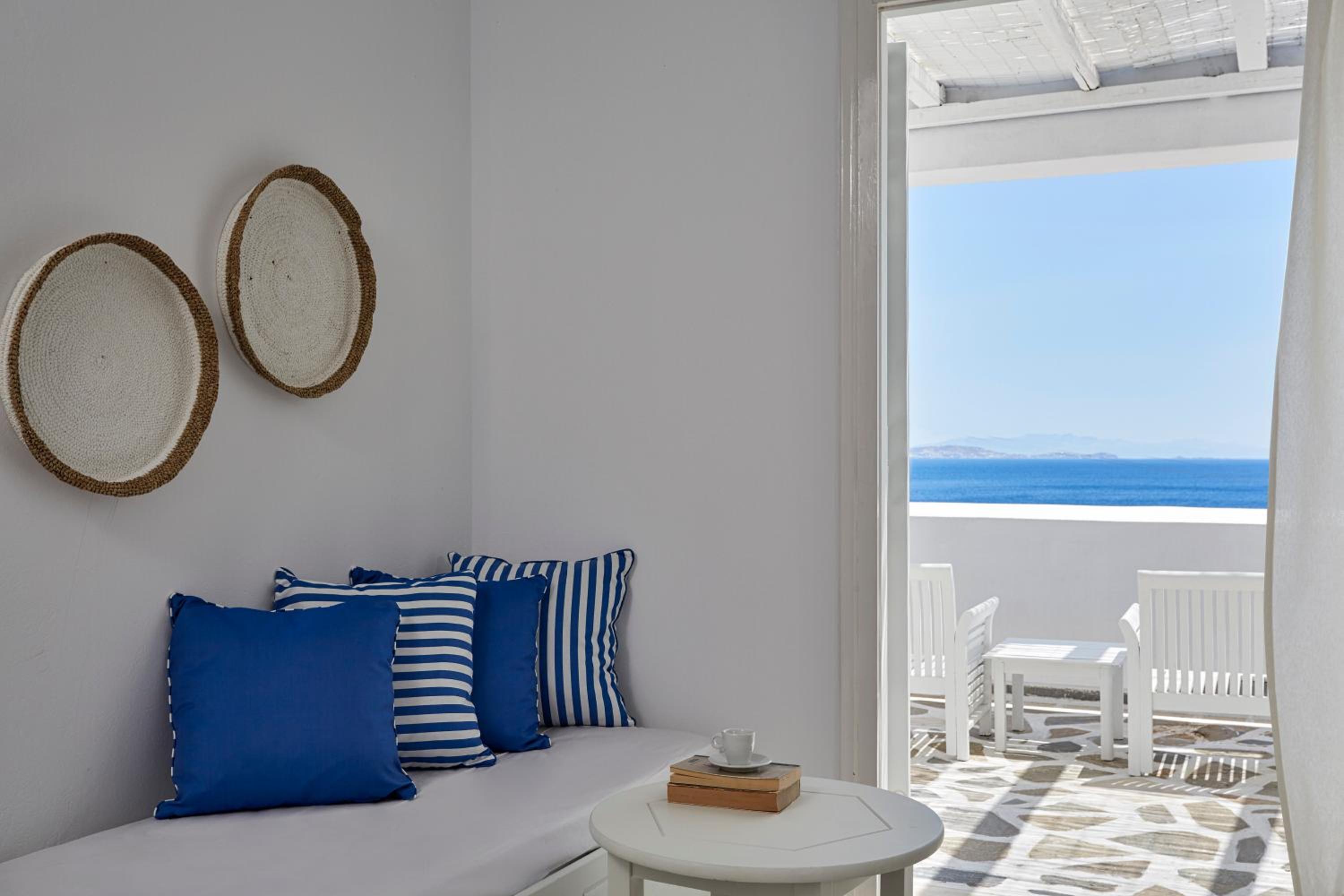 Exclusive White Suite with Sea View & Outdoor Hot Tub  - Photo 8