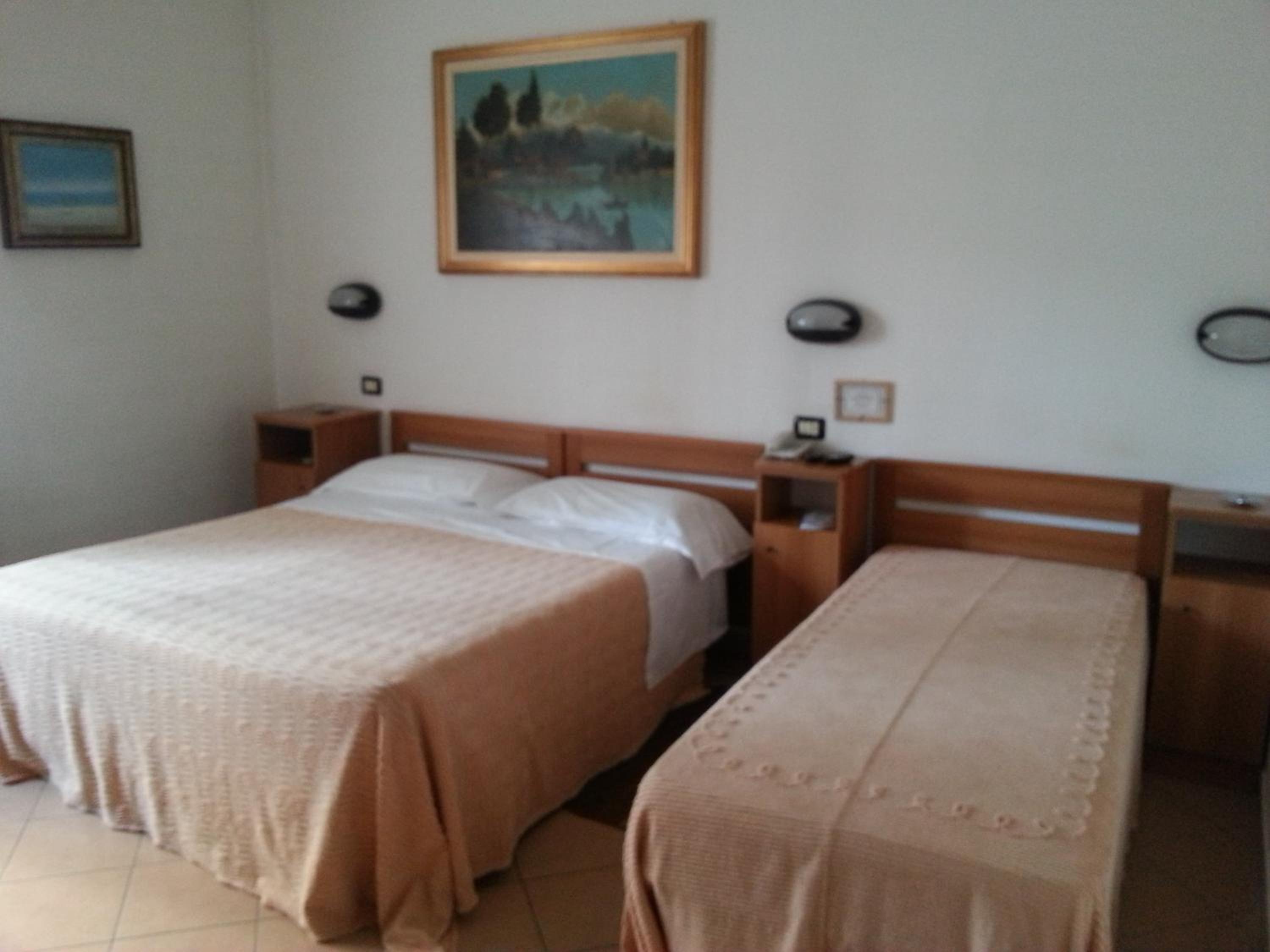 Triple Room - Photo 11
