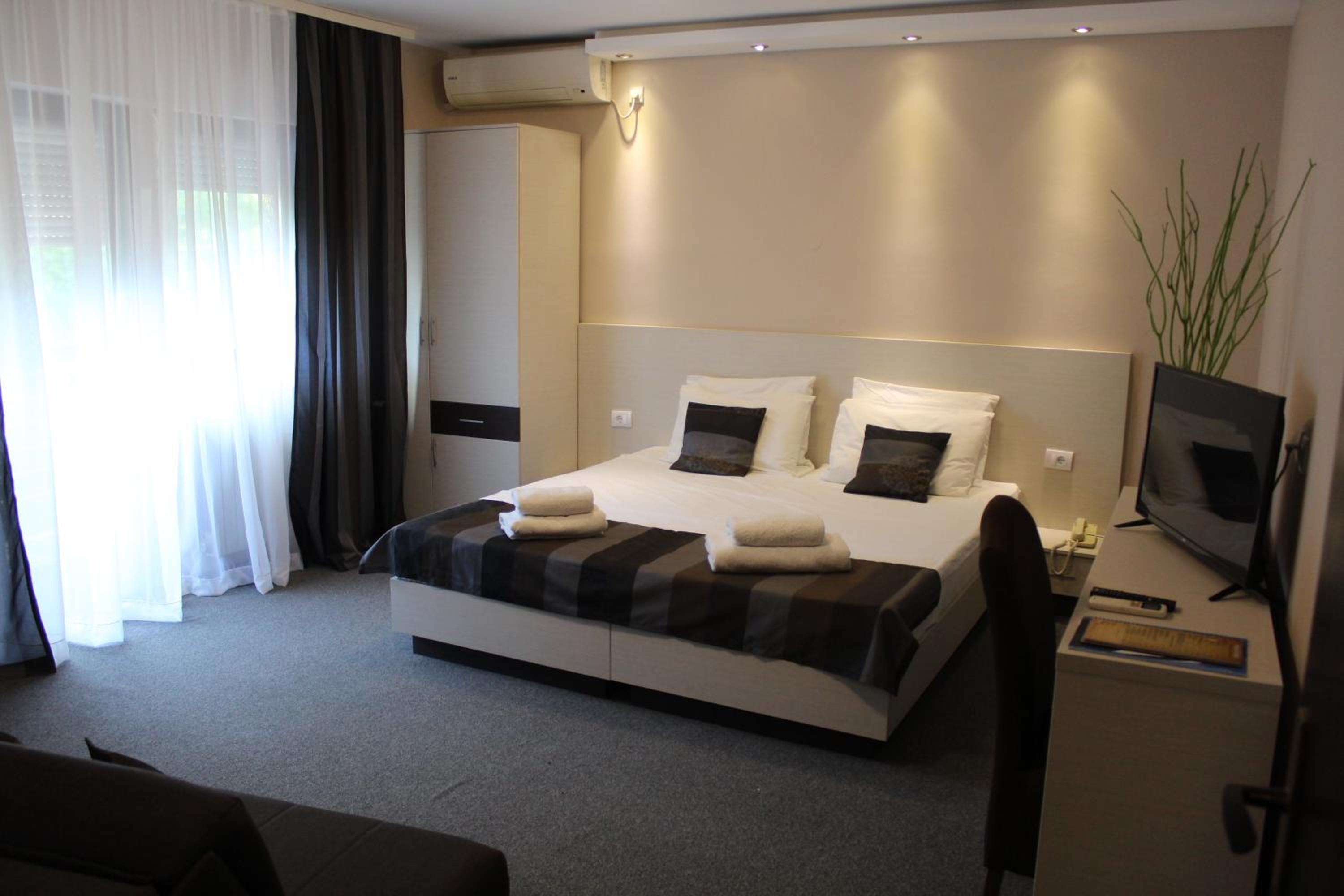 Deluxe Double or Twin Room with Balcony - Photo 8