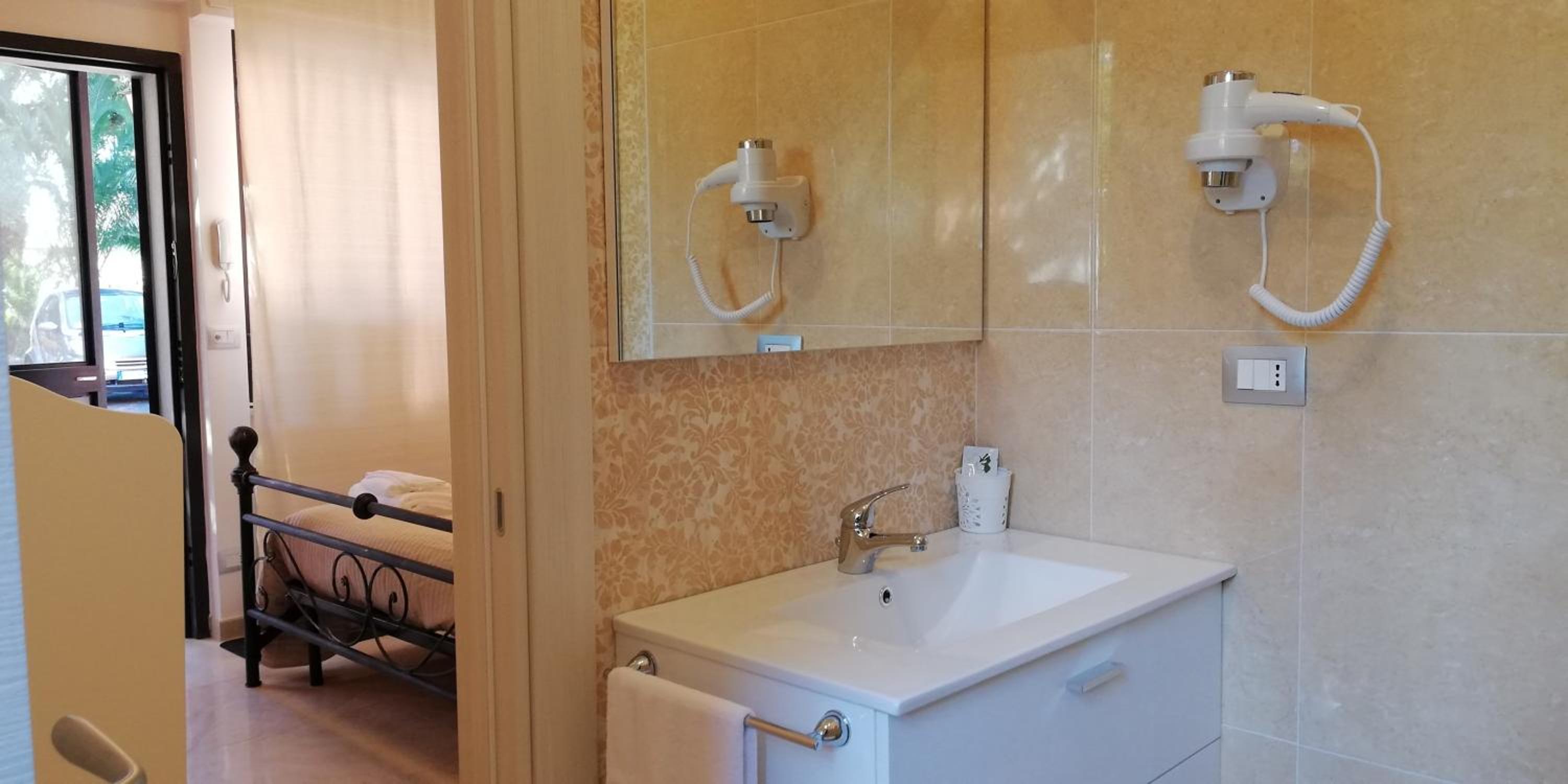 Double Room with Garden View - Photo 11