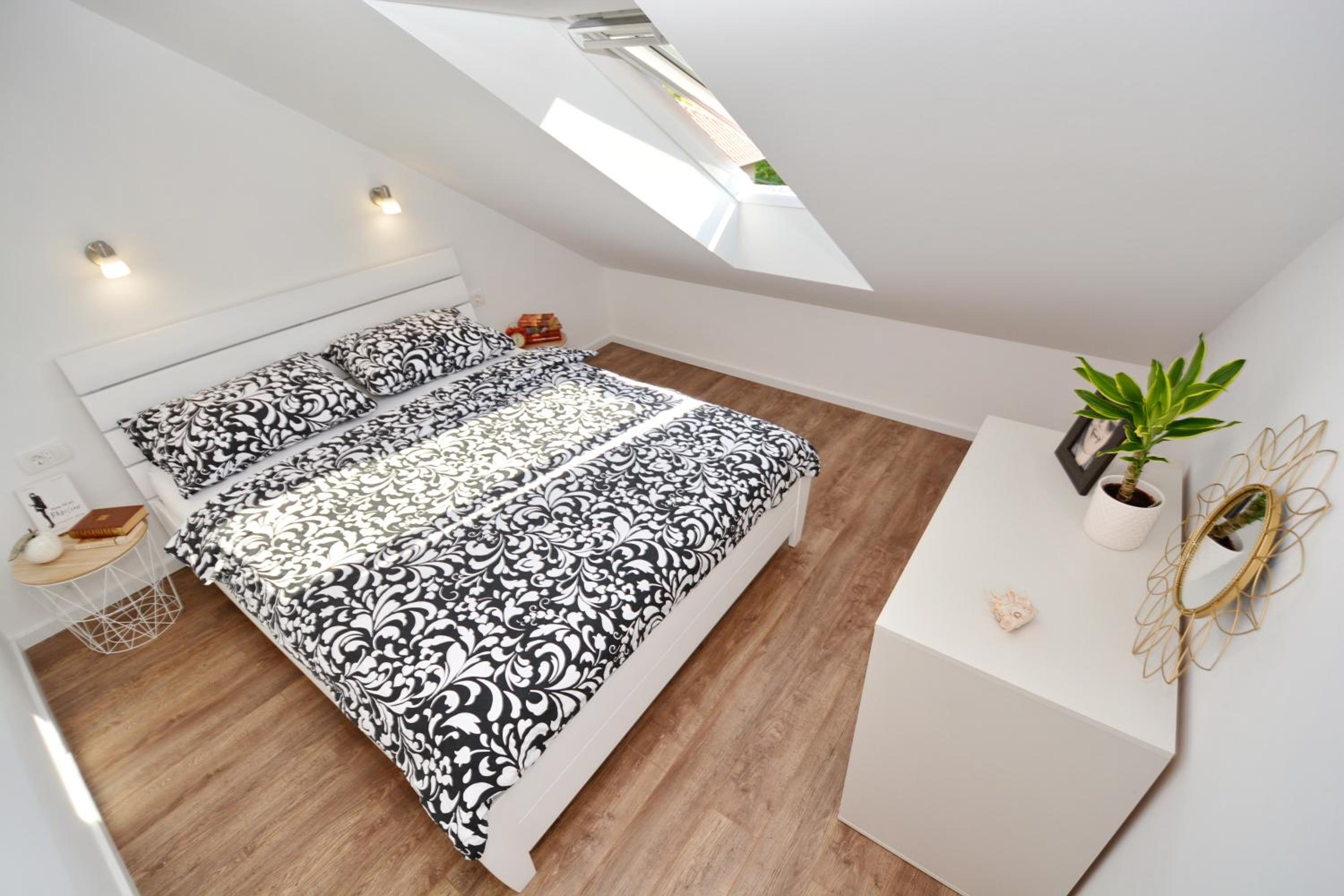 One Bedroom Loft with Sea View - Photo 16