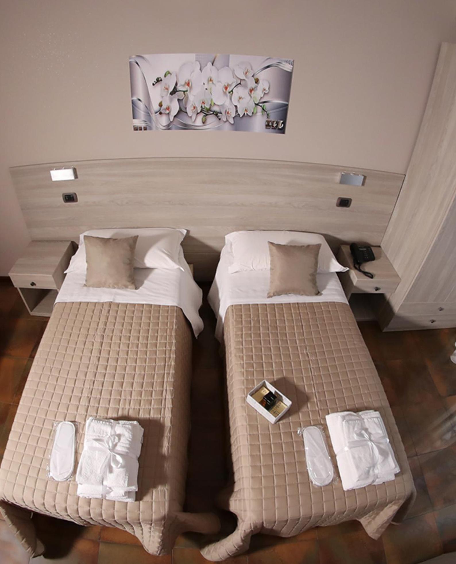 Budget Twin Room - Photo 4