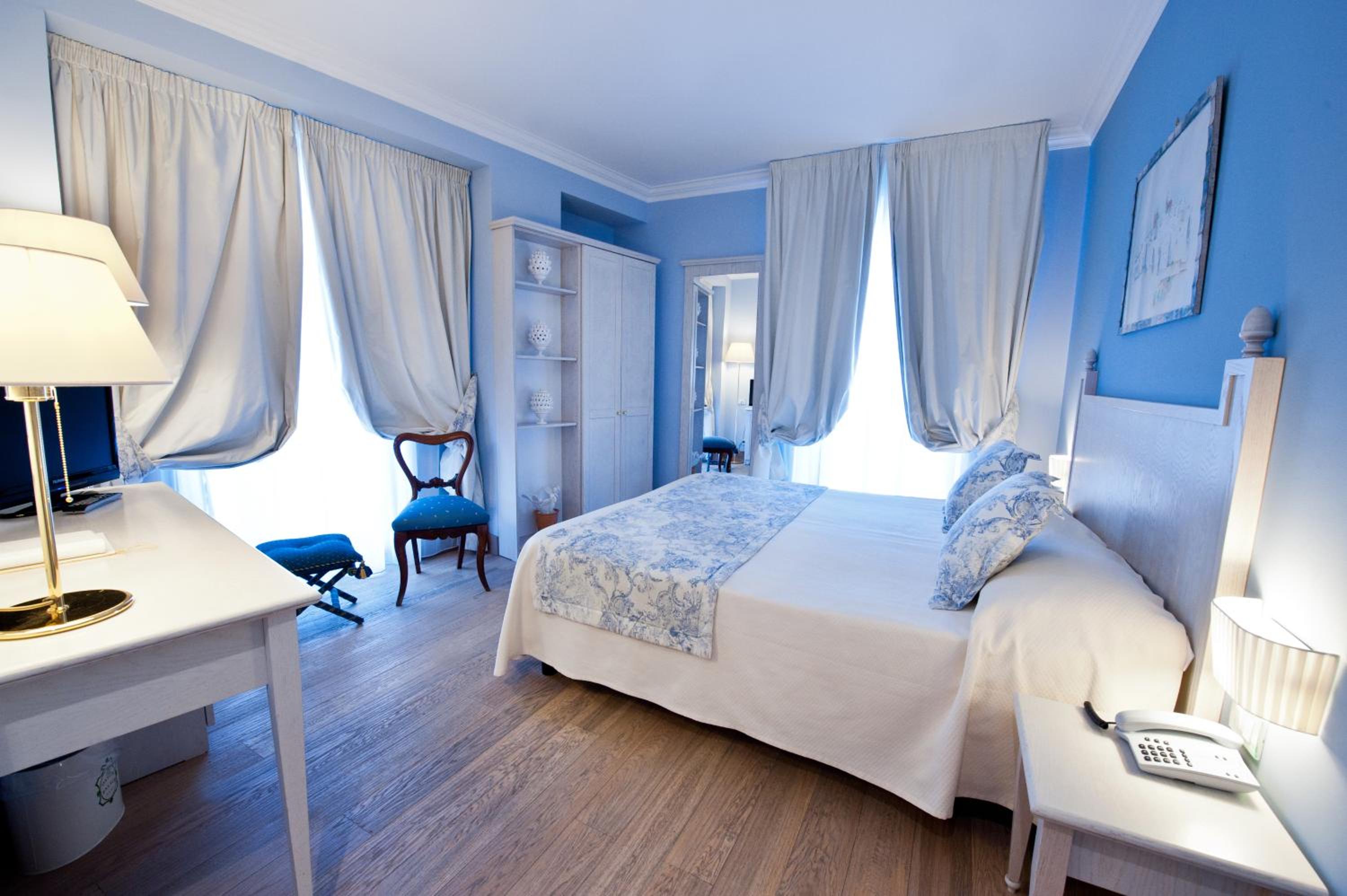 Double Room with Town View - Photo 4
