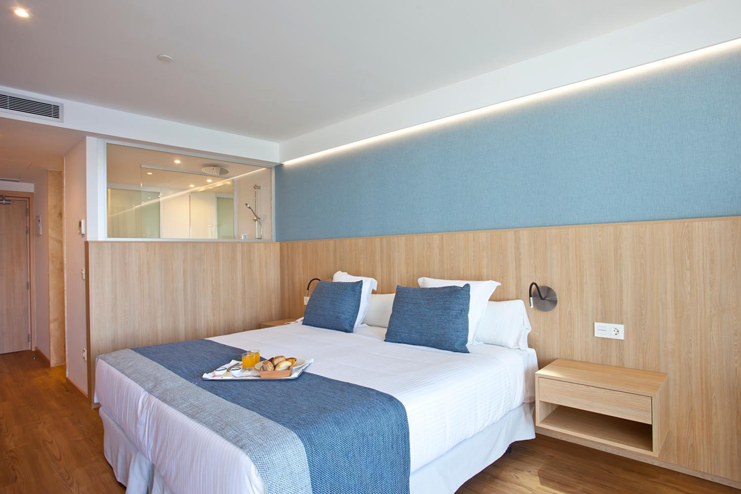 Habitación Doble con Balcón (2 adultos + 1 niño)