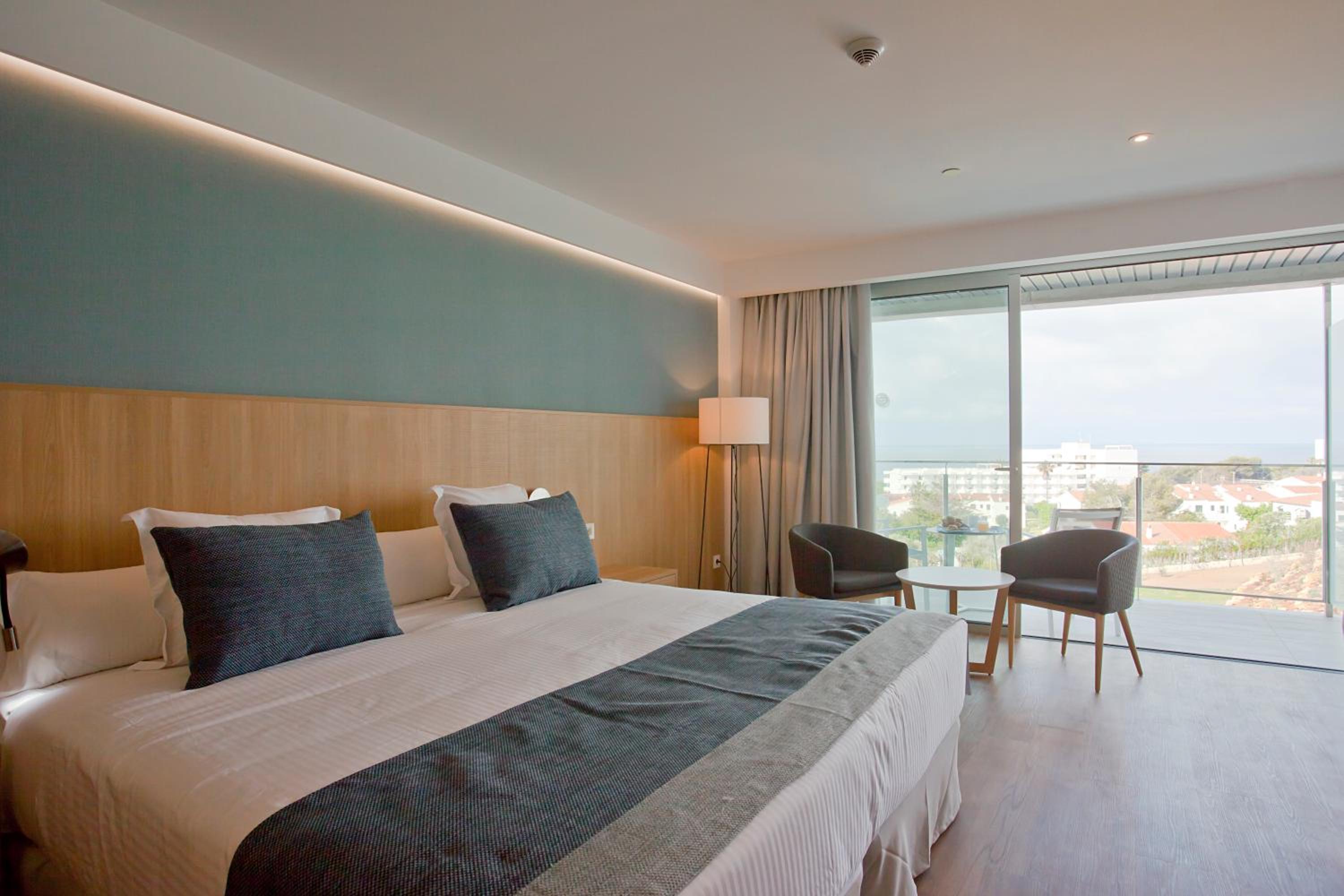Habitación Doble con Balcón y Vista a la Piscina