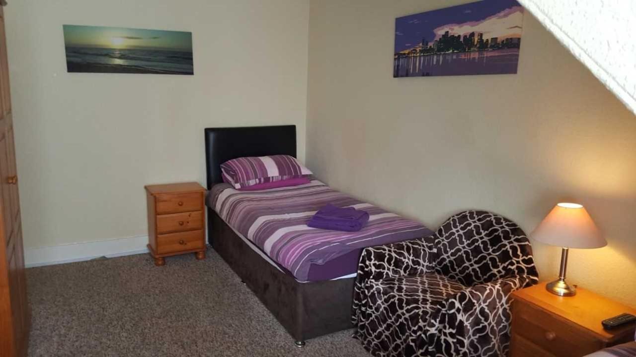 Twin Room with Shared Bathroom photo 2