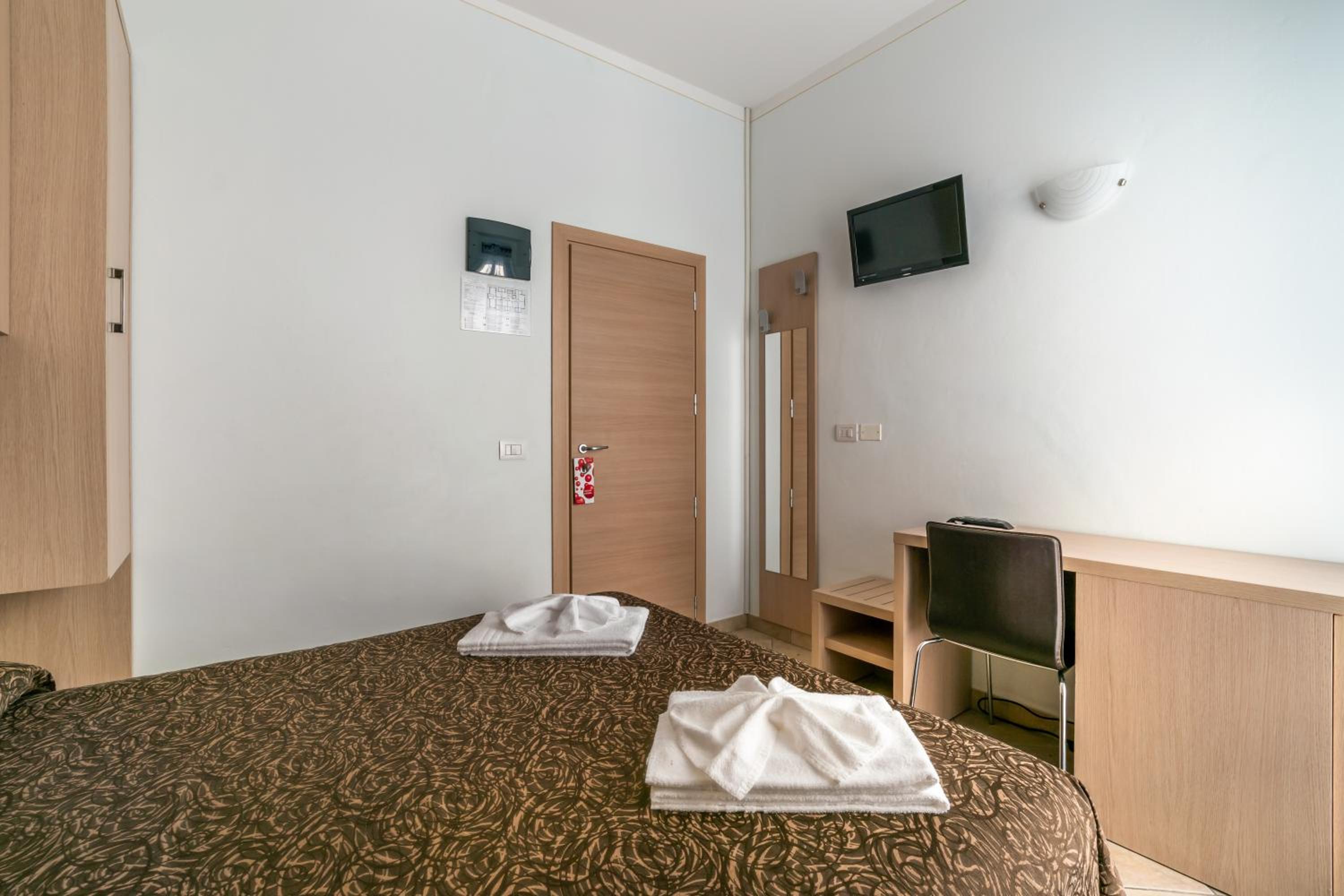 Double or Twin Room - Photo 9