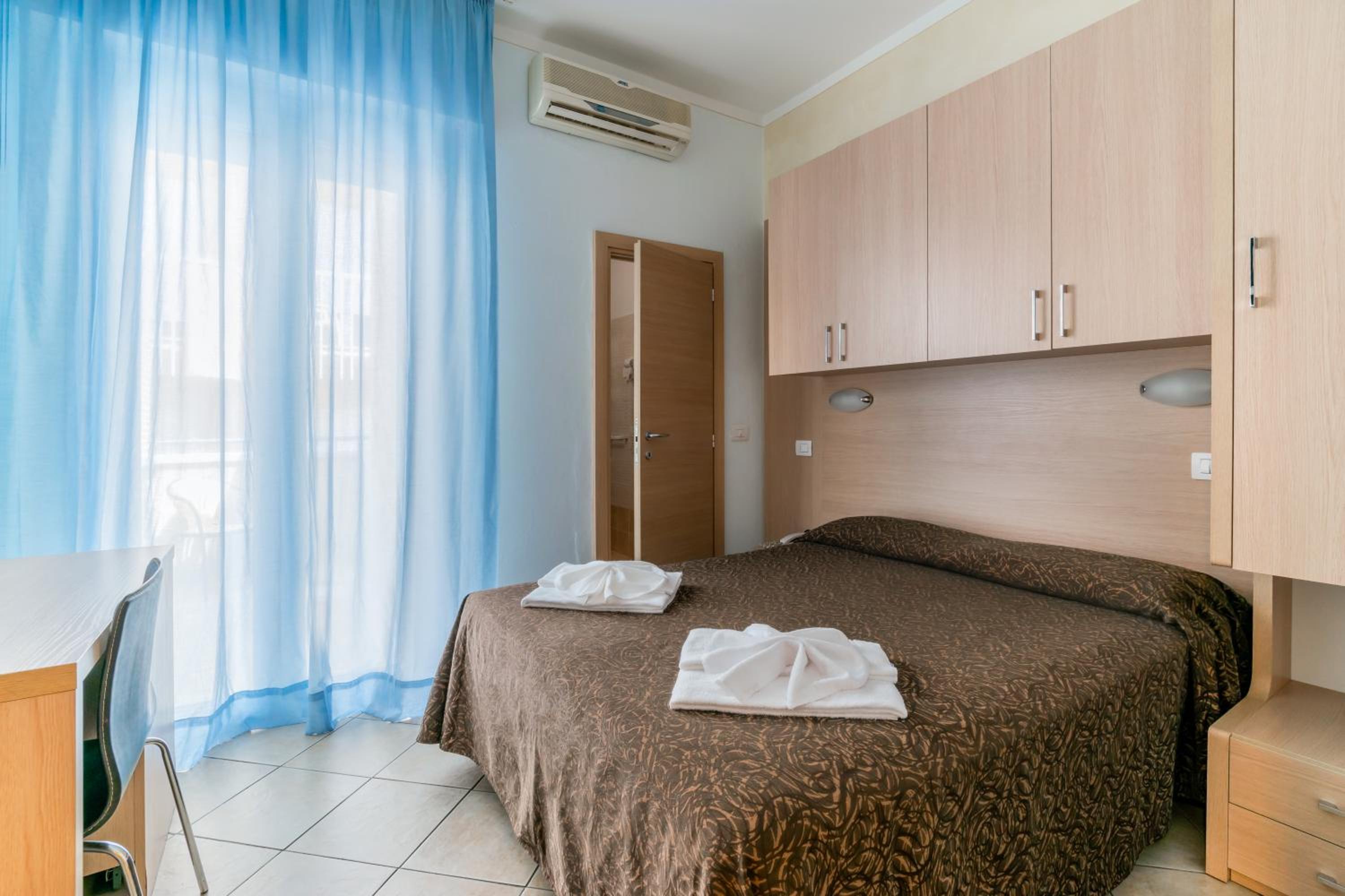 Double or Twin Room - Photo 7