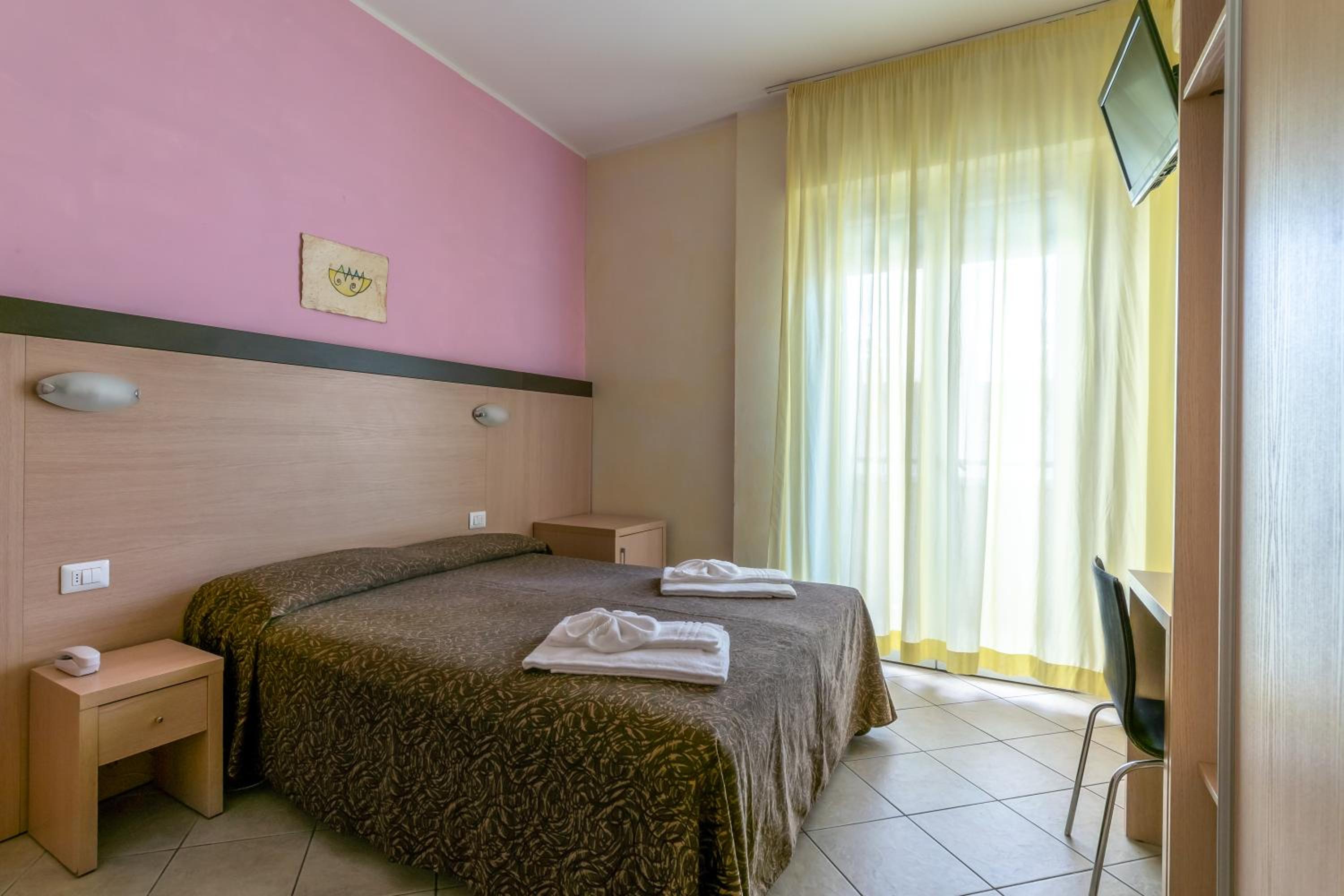 Double or Twin Room - Photo 6