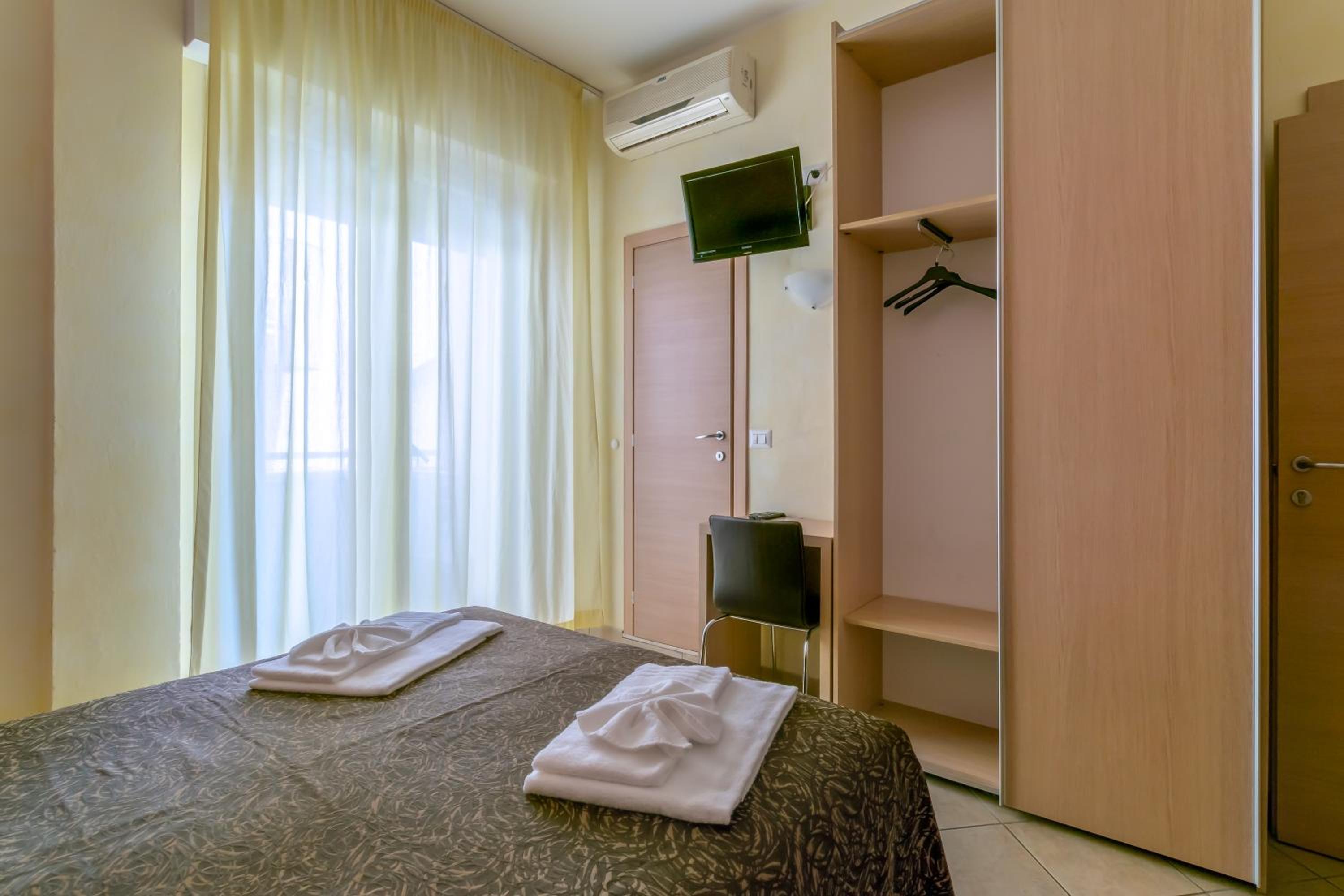 Double or Twin Room - Photo 4