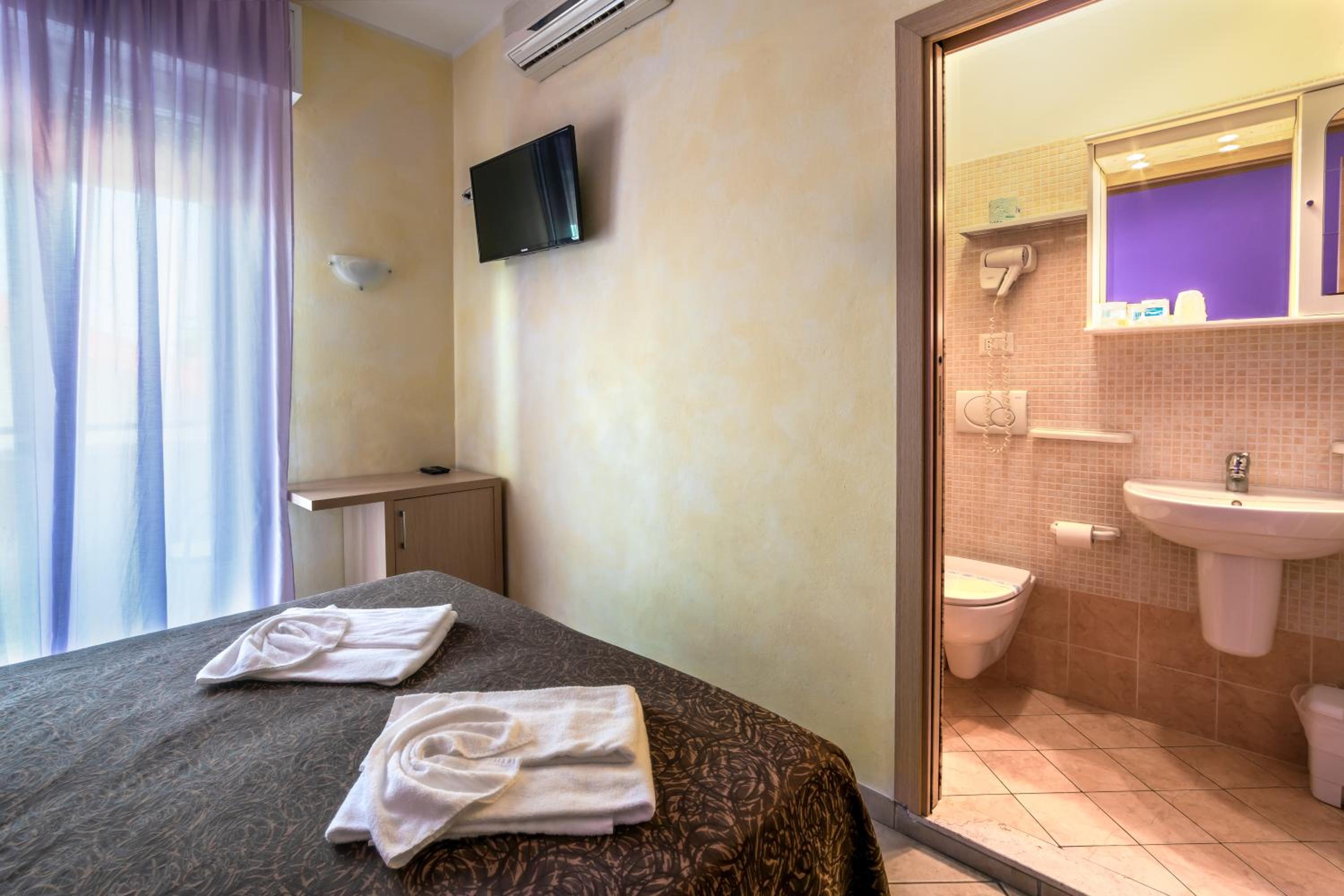 Double or Twin Room - Photo 5