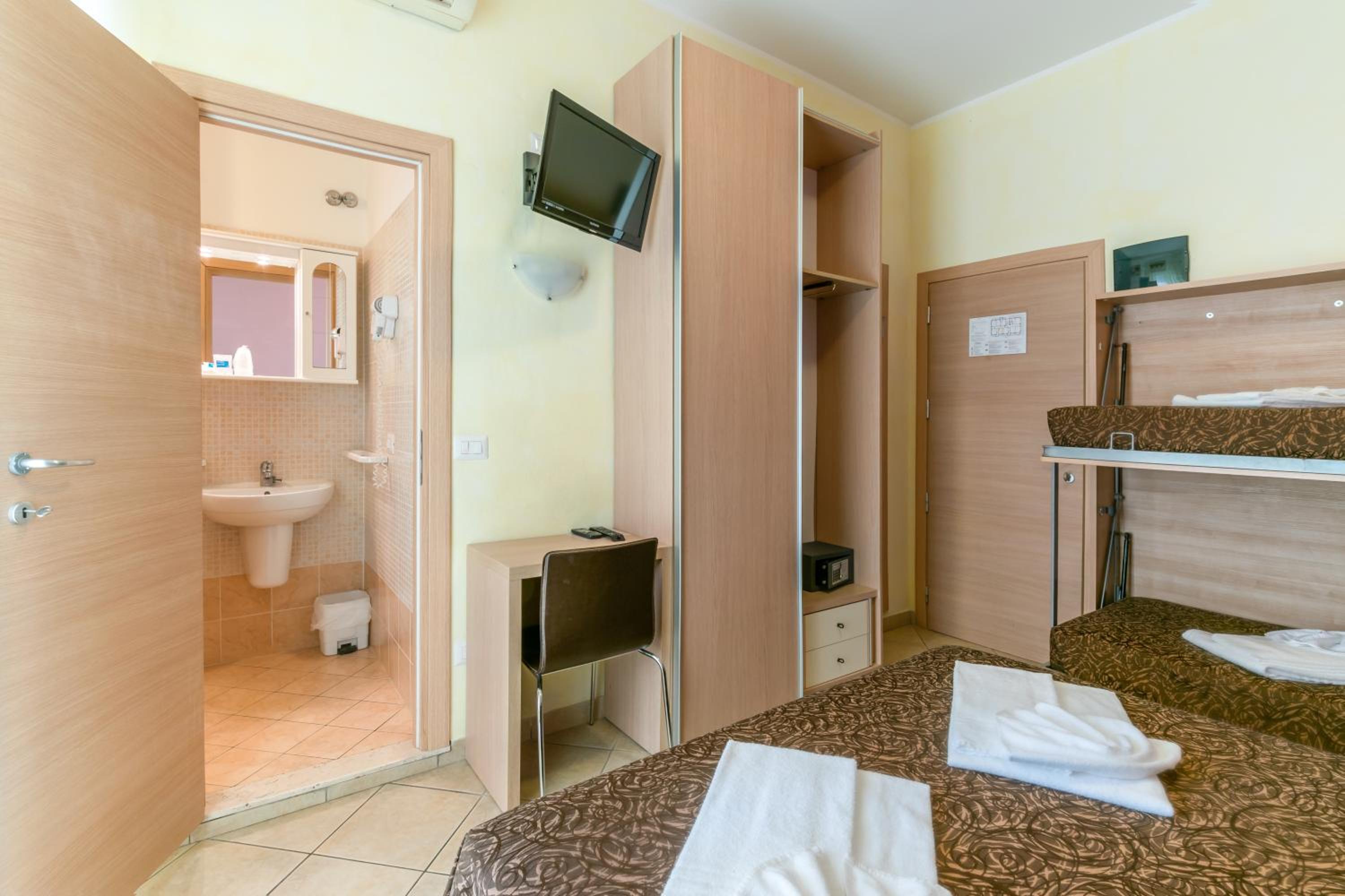 Quadruple Room - Photo 4