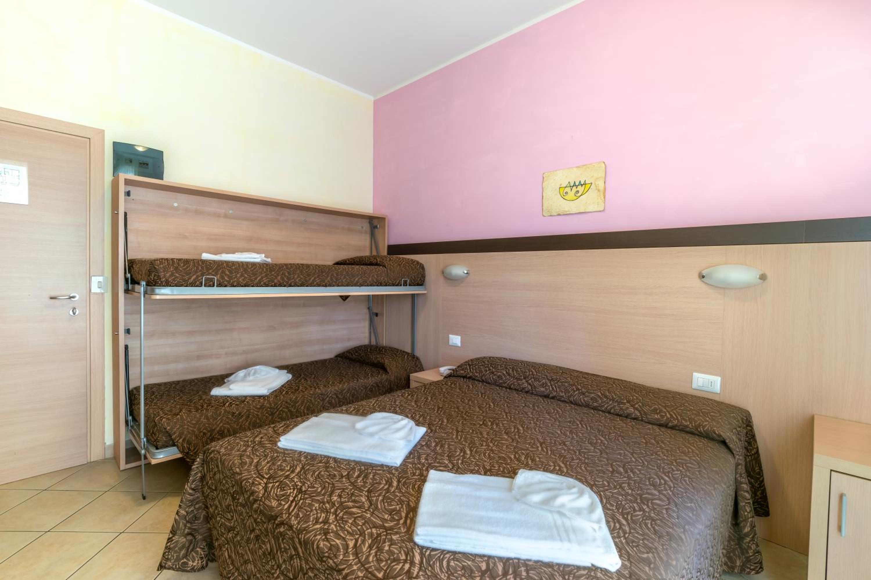 Quadruple Room - Photo 1