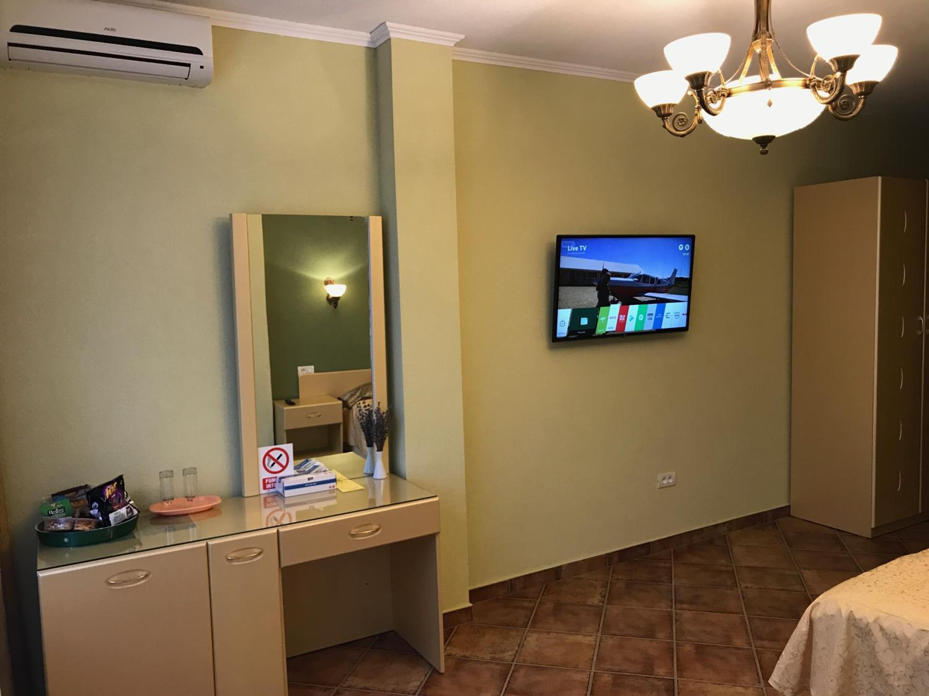 Standard Double Room - Photo 9