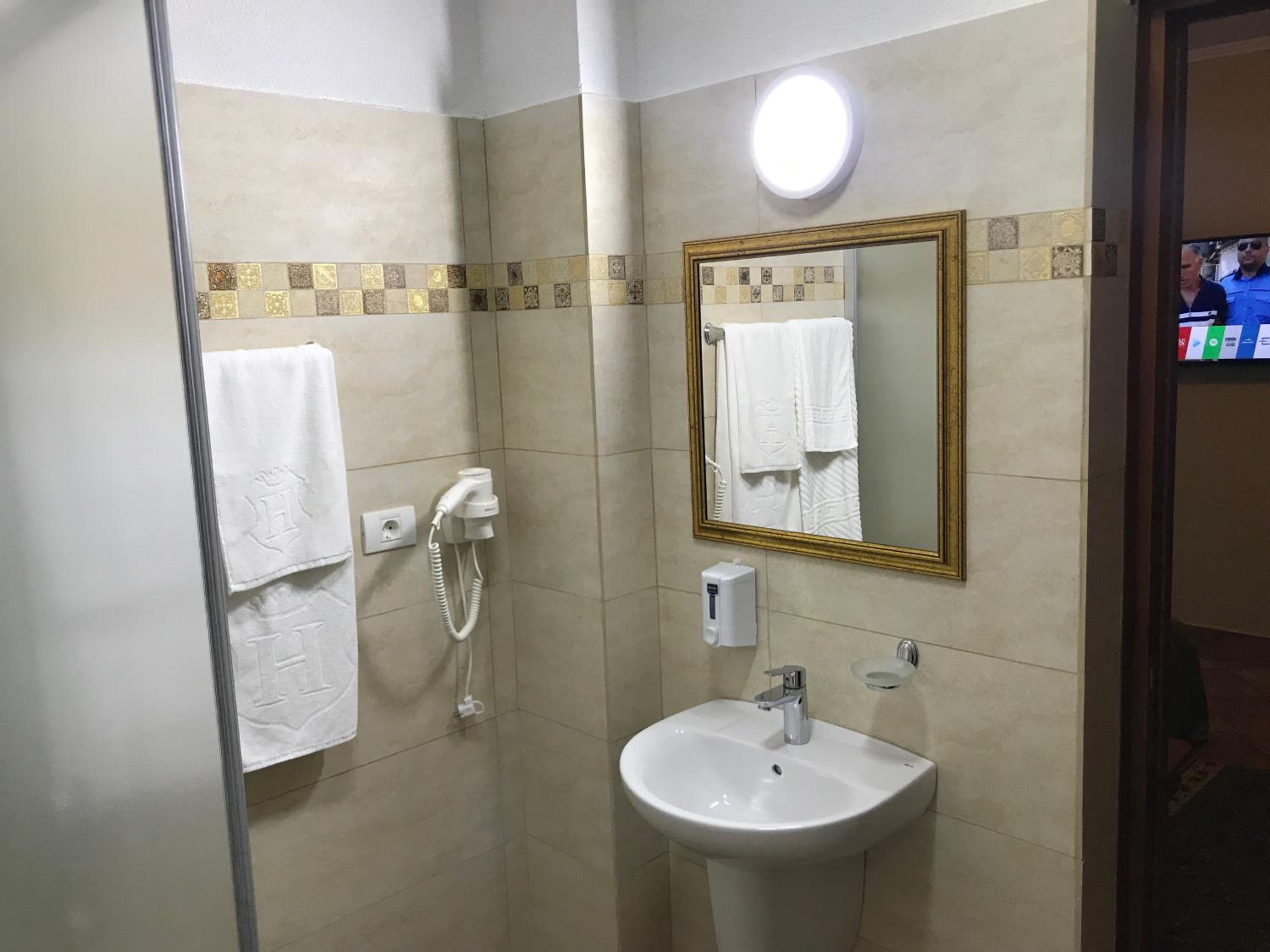 Standard Double Room - Photo 10