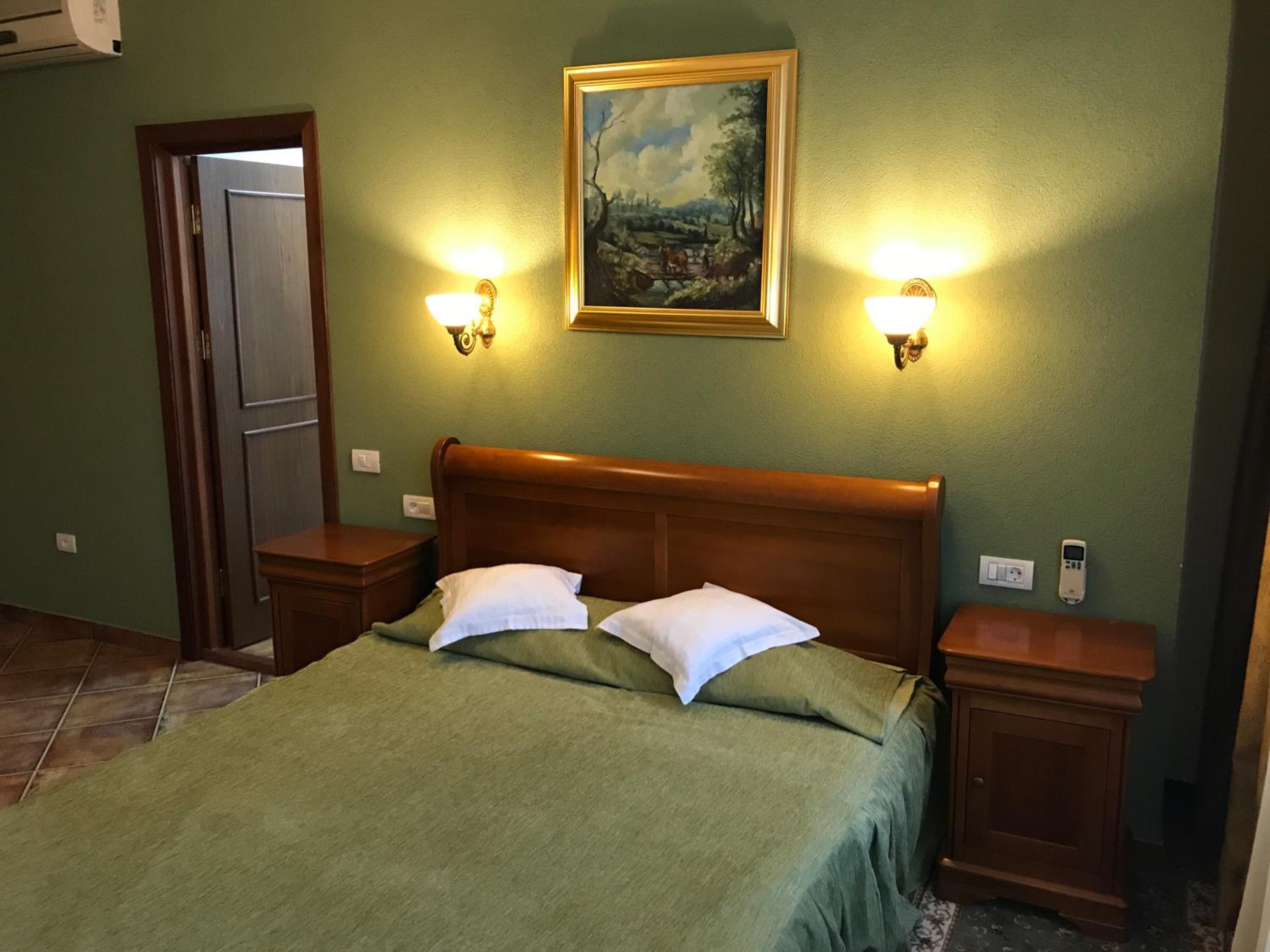 Standard Double Room - Photo 12