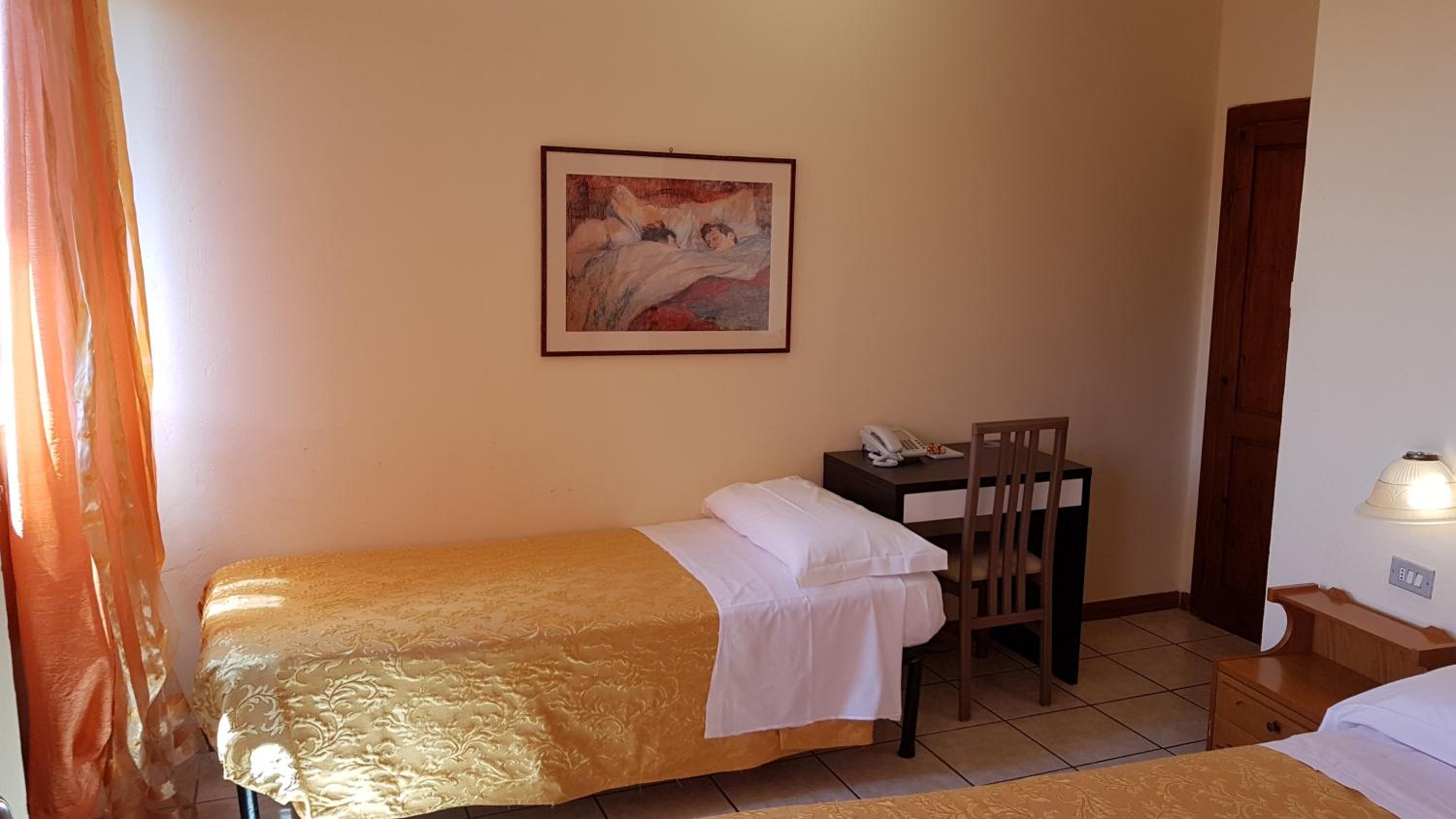Standard Triple Room photo 3