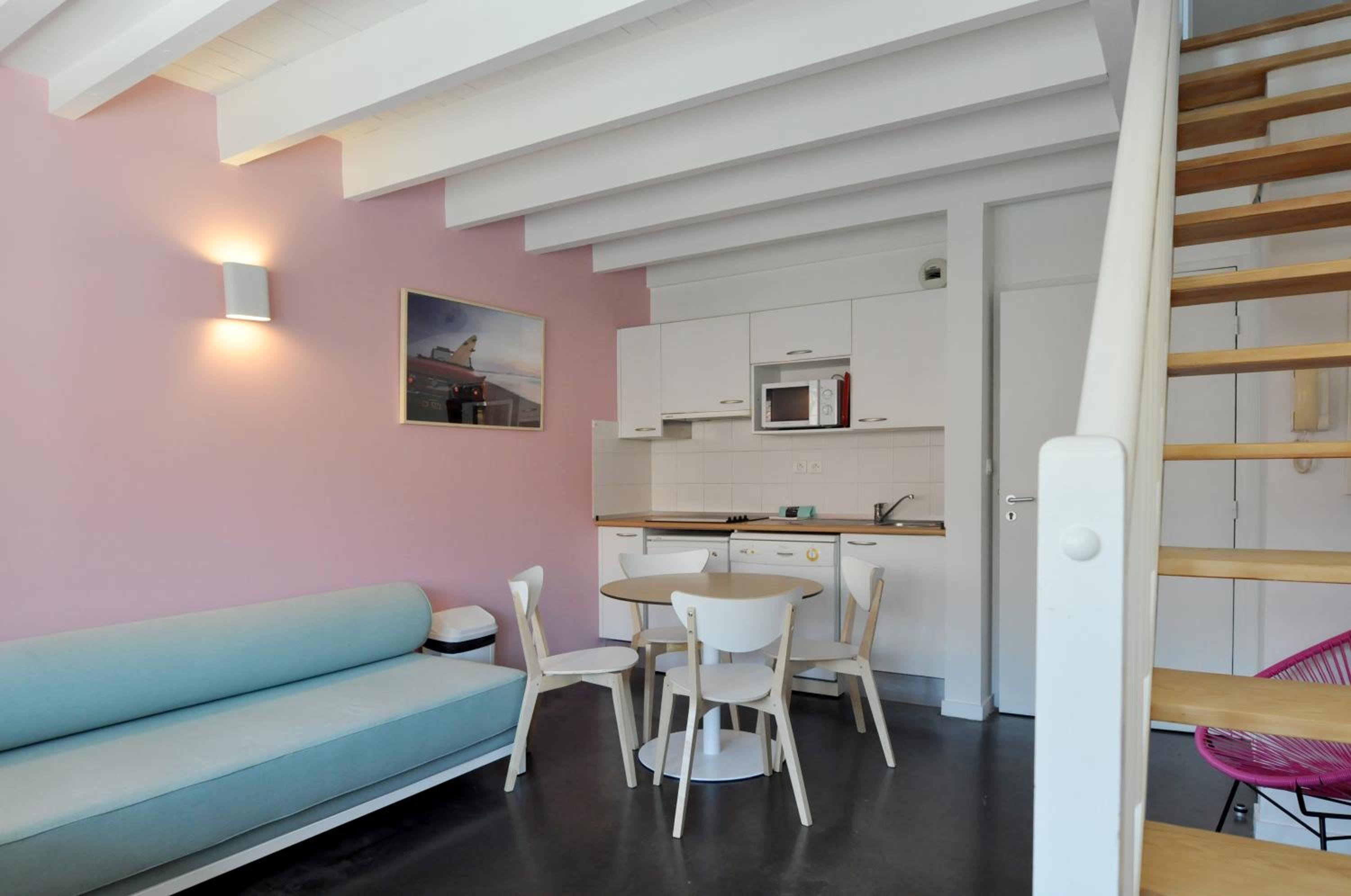 Large Duplex Apartment - Photo 4