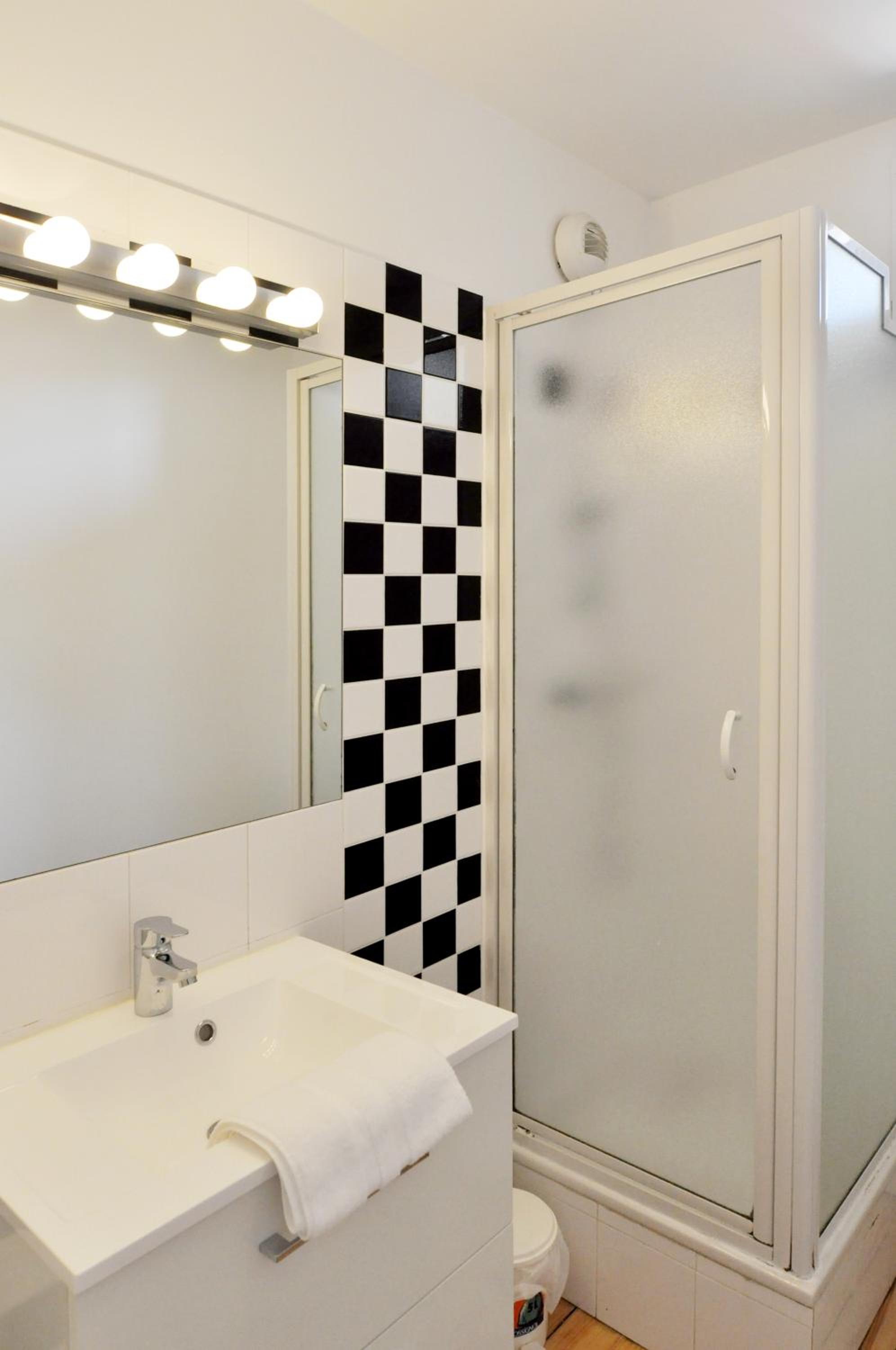 Large Duplex Apartment - Photo 2