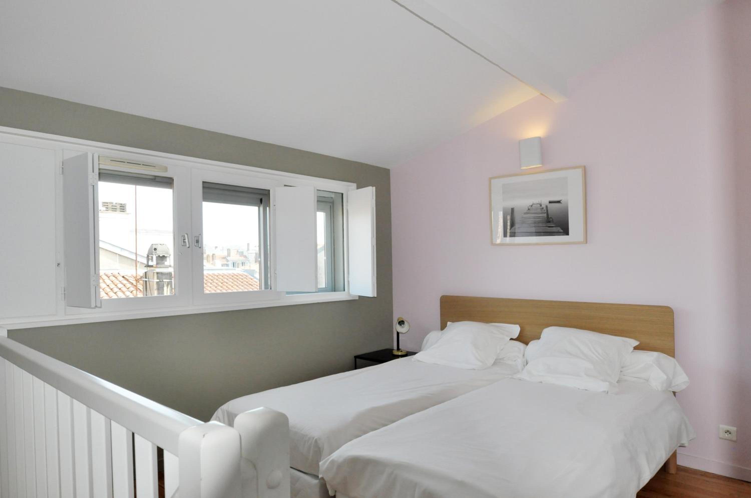 Large Duplex Apartment - Photo 3