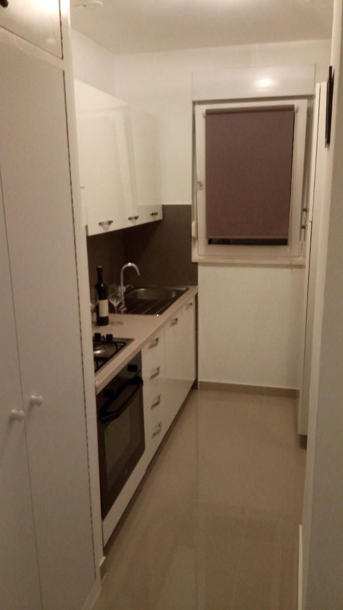 Apartment with Balcony - Photo 6