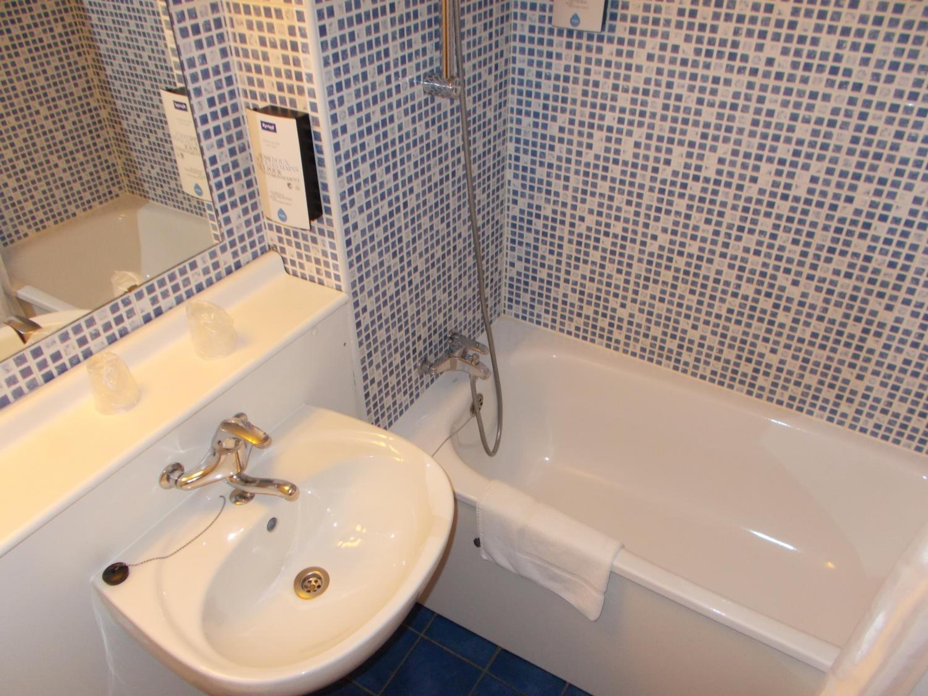 Double Room with One Double Bed - Photo 7