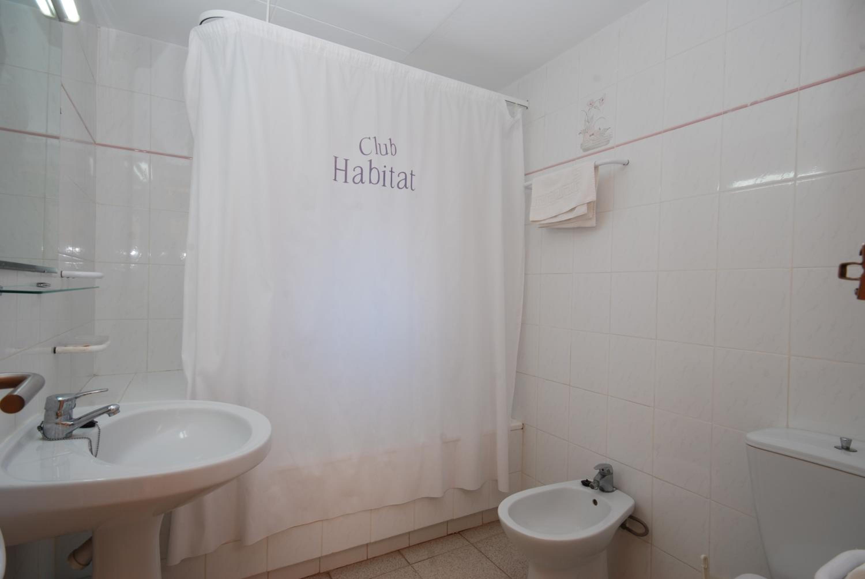 One-Bedroom Apartment (4-6 Adults) photo 2