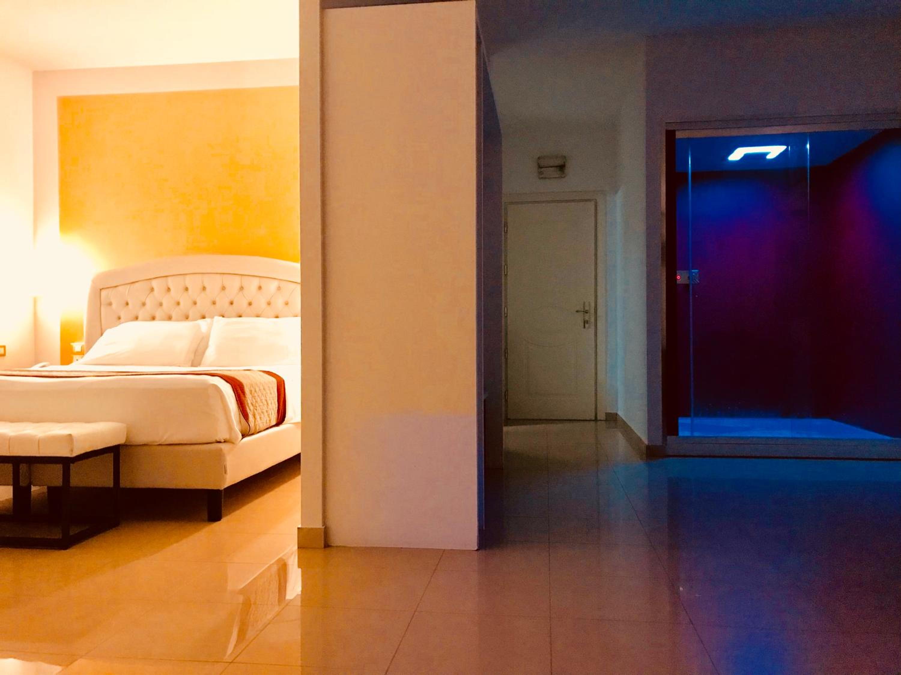 Suite with Spa Access photo 3