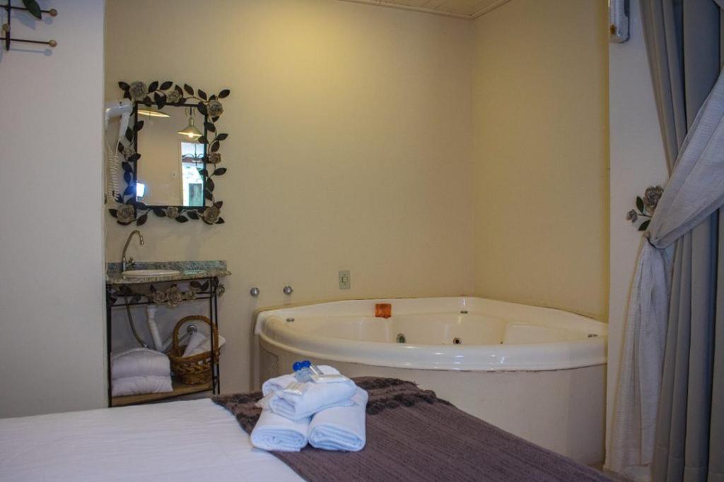 Suite with Spa Bath photo 3