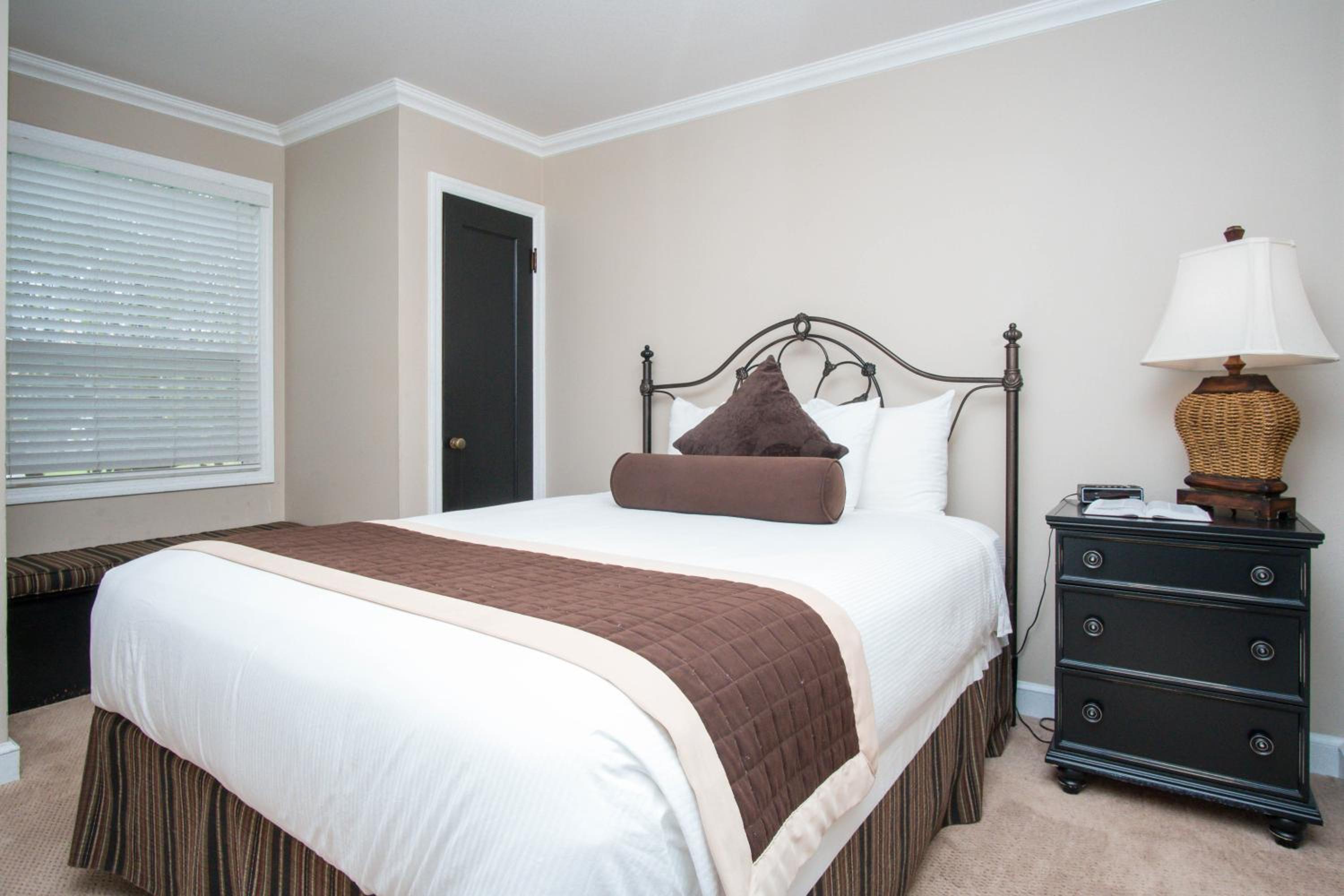 Queen Junior Suite #23 (non-pet-friendly) photo 3