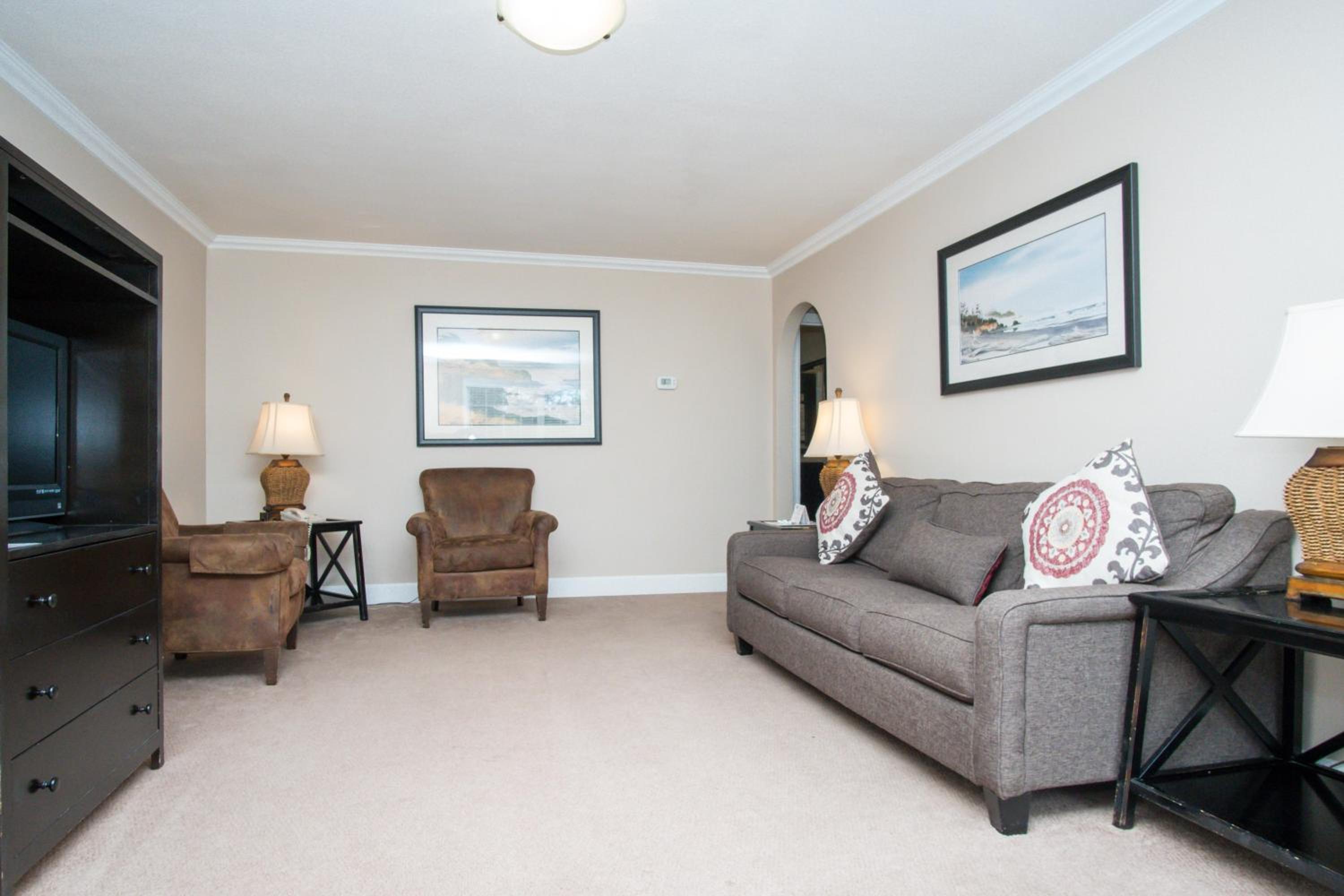 King Suite #5 (non-pet-friendly) photo 1