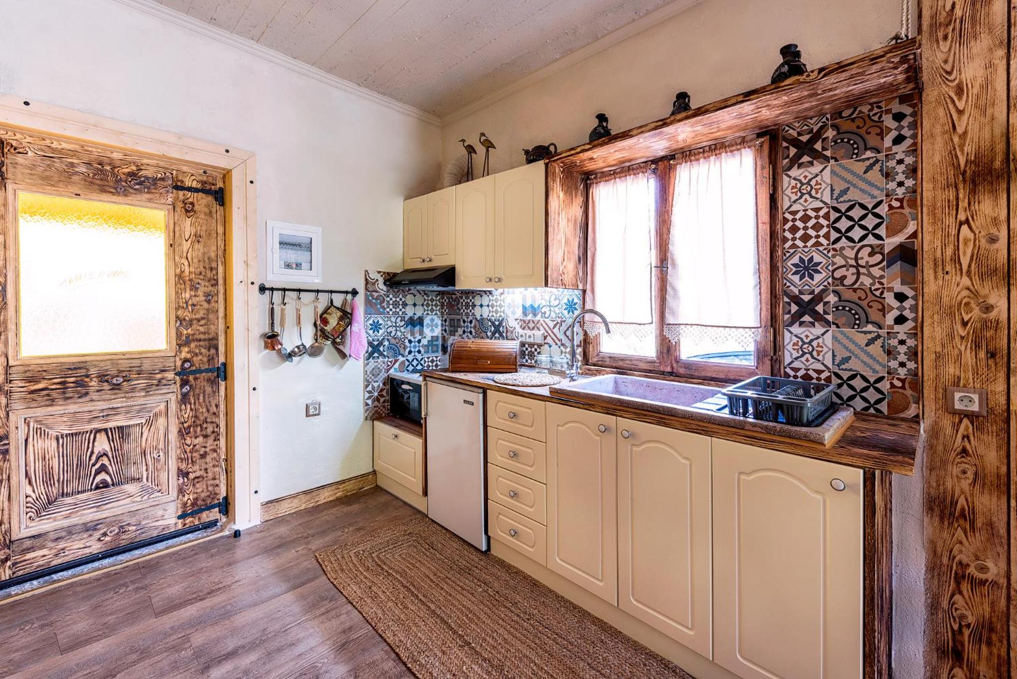 Deluxe Double Room with Bath - Photo 7