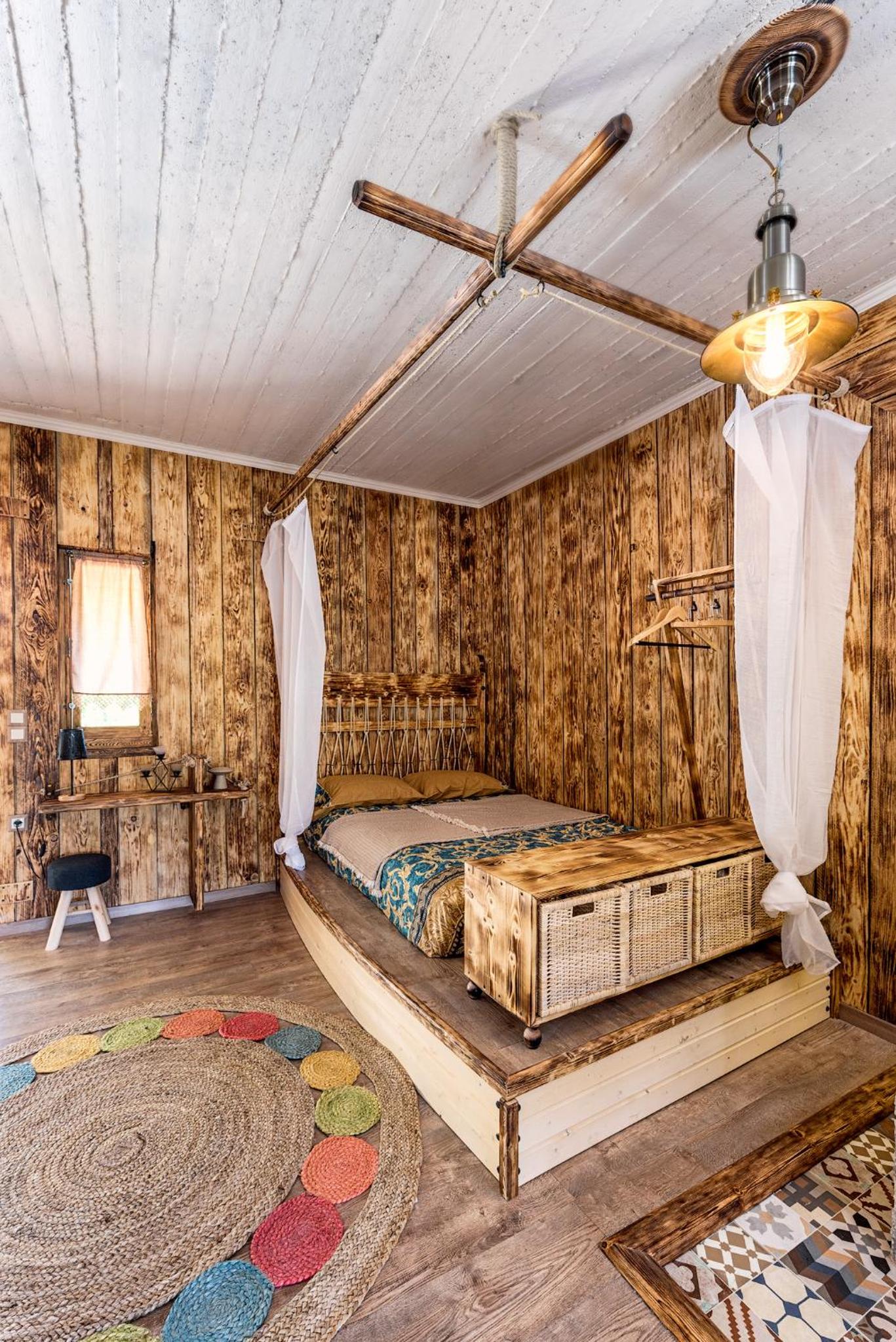 Deluxe Double Room with Bath - Photo 4