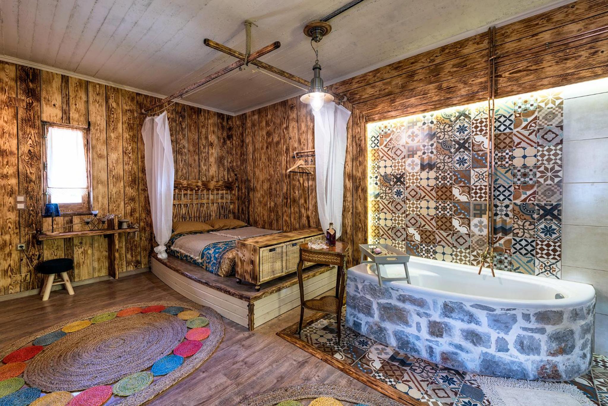 Deluxe Double Room with Bath - Photo 11